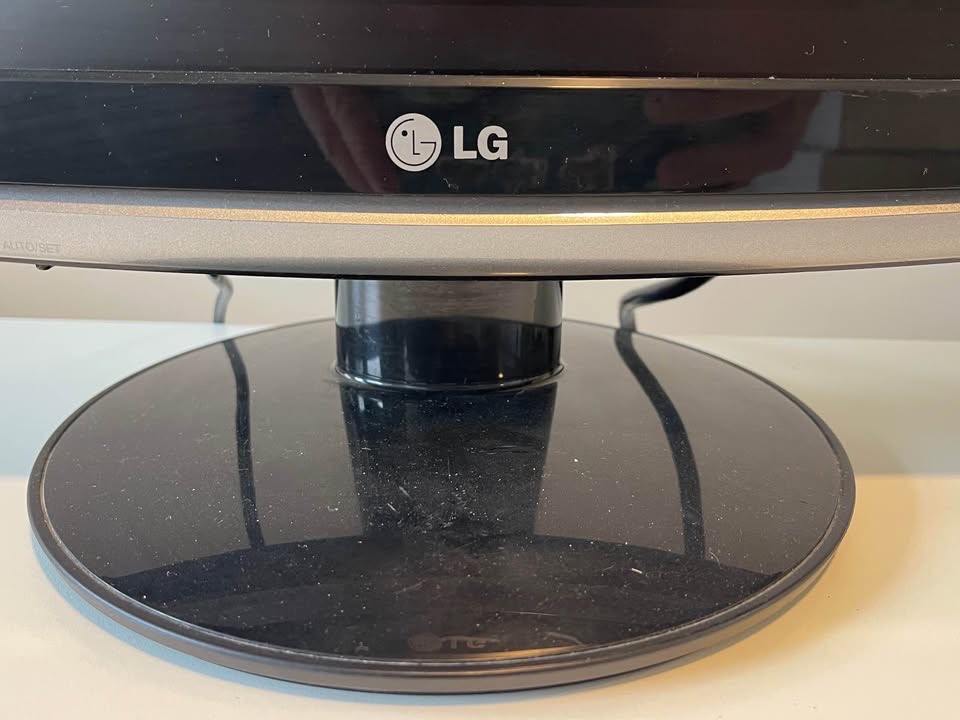 LG 20 inches Widescreen LCD Monitor - No screen crack - photo 4