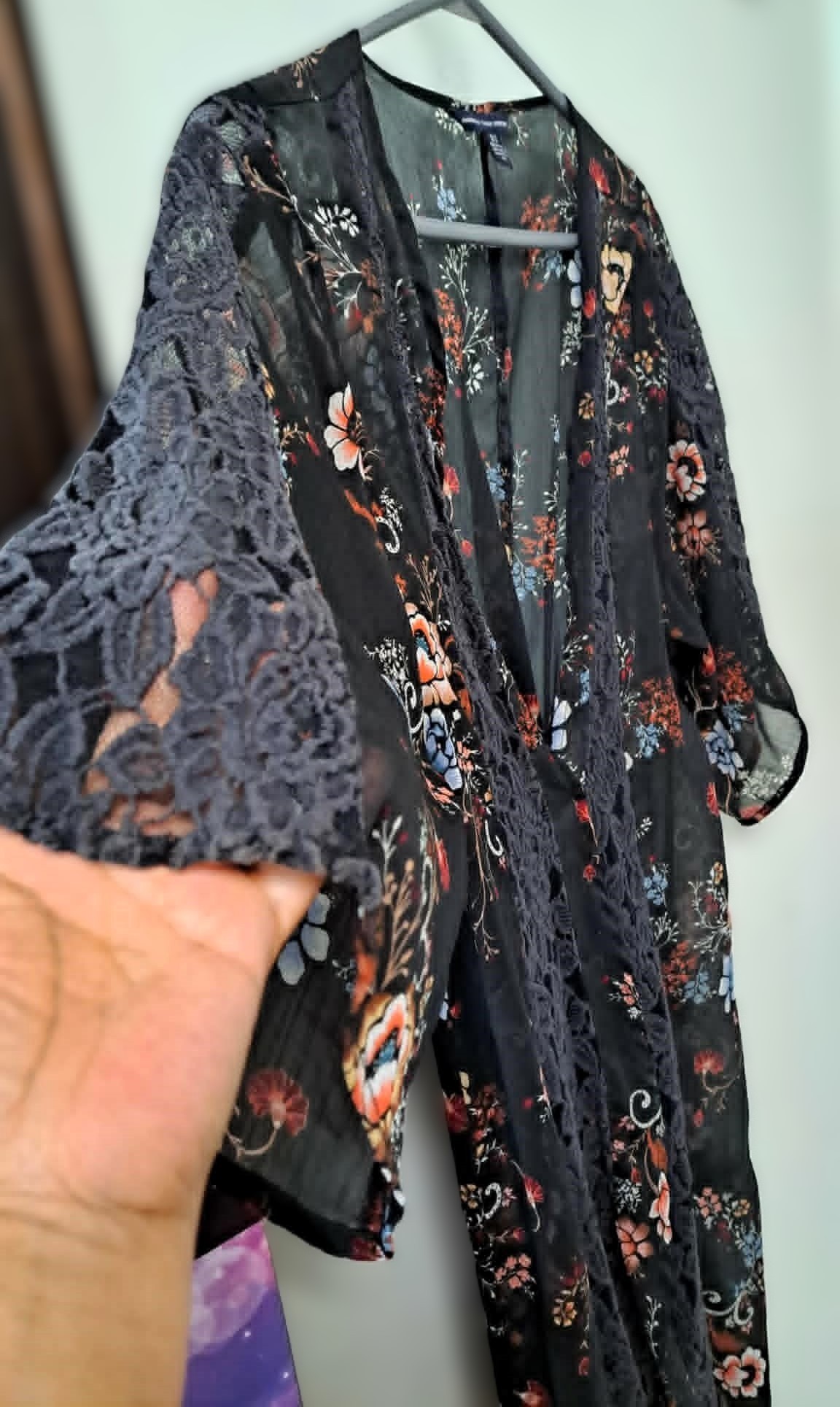 American Eagle Outfitters Sheer Floral Lace-Trim Kimono Like New