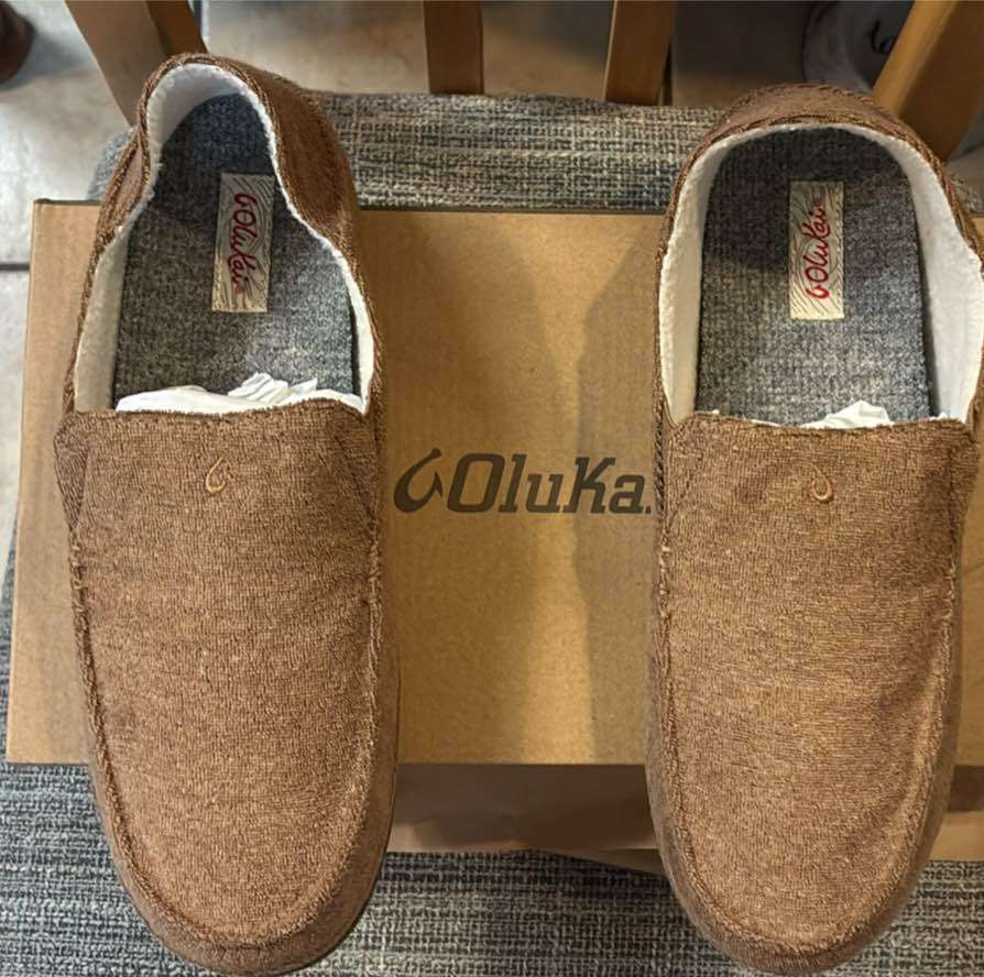 New in box OluKai Nohea Hulu Tan slippers size ladies 9