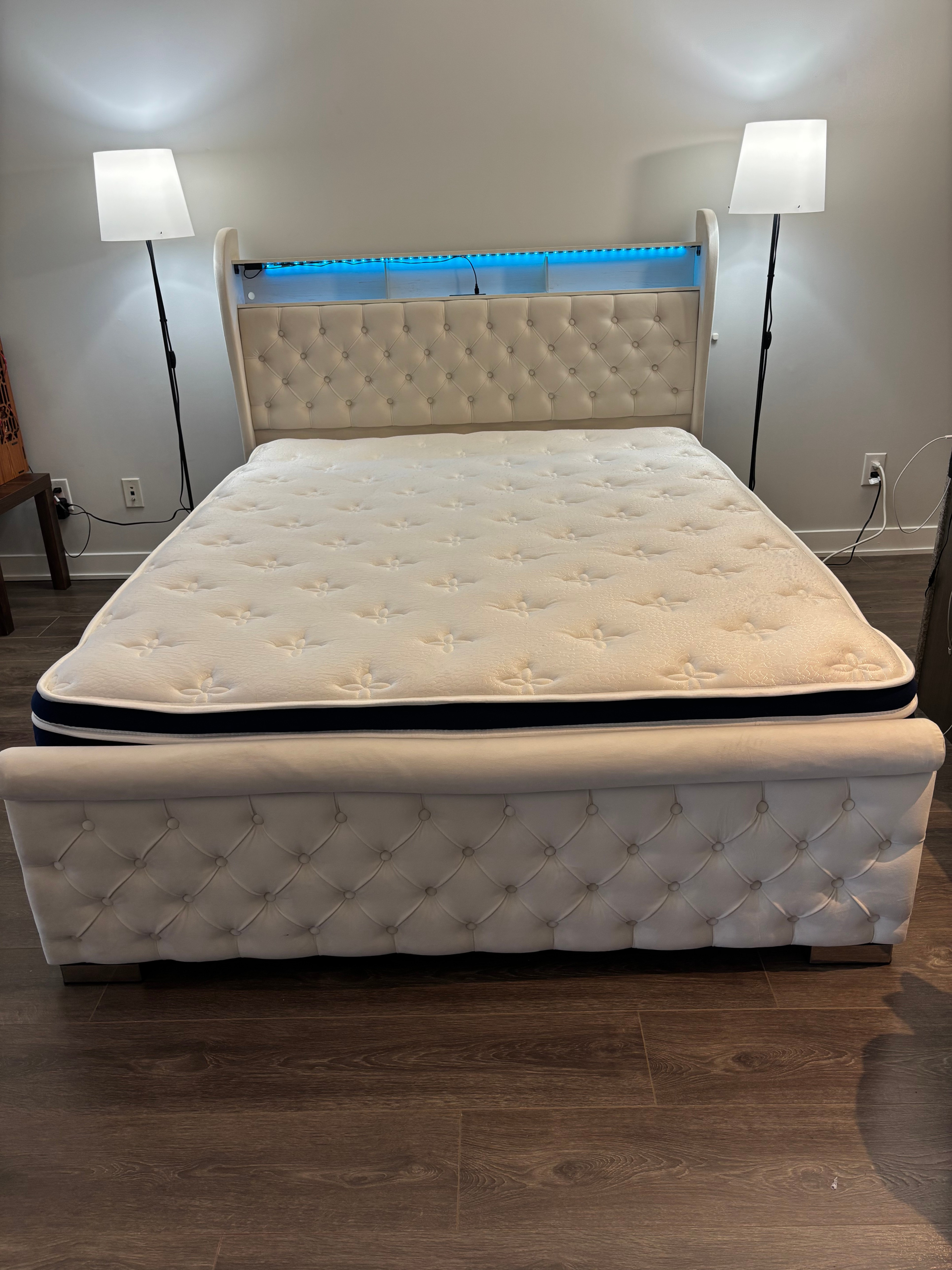Queen Size bed frame like new - photo 4