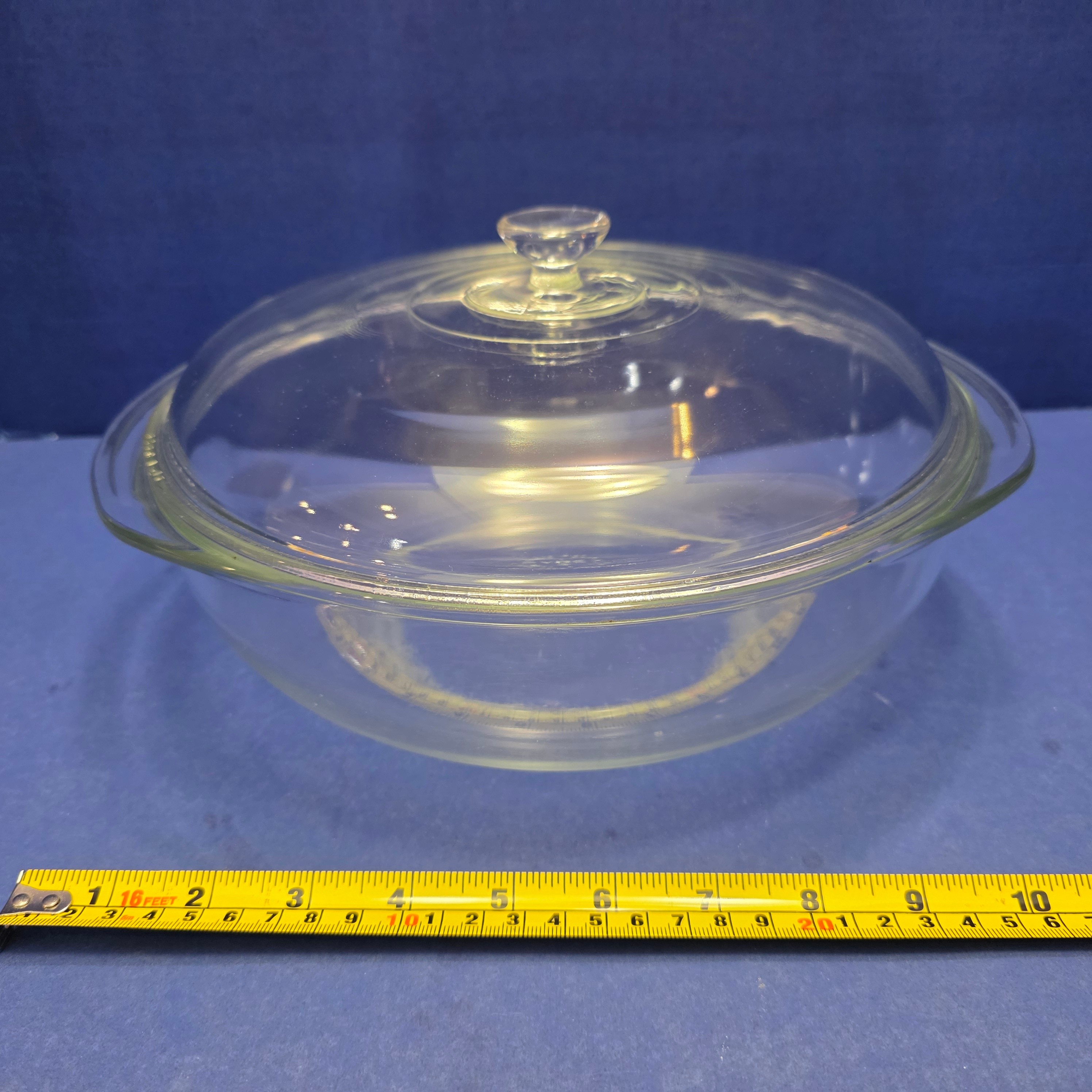 Large Round Pyrex Glass Casserole Dish with Lid (C)
