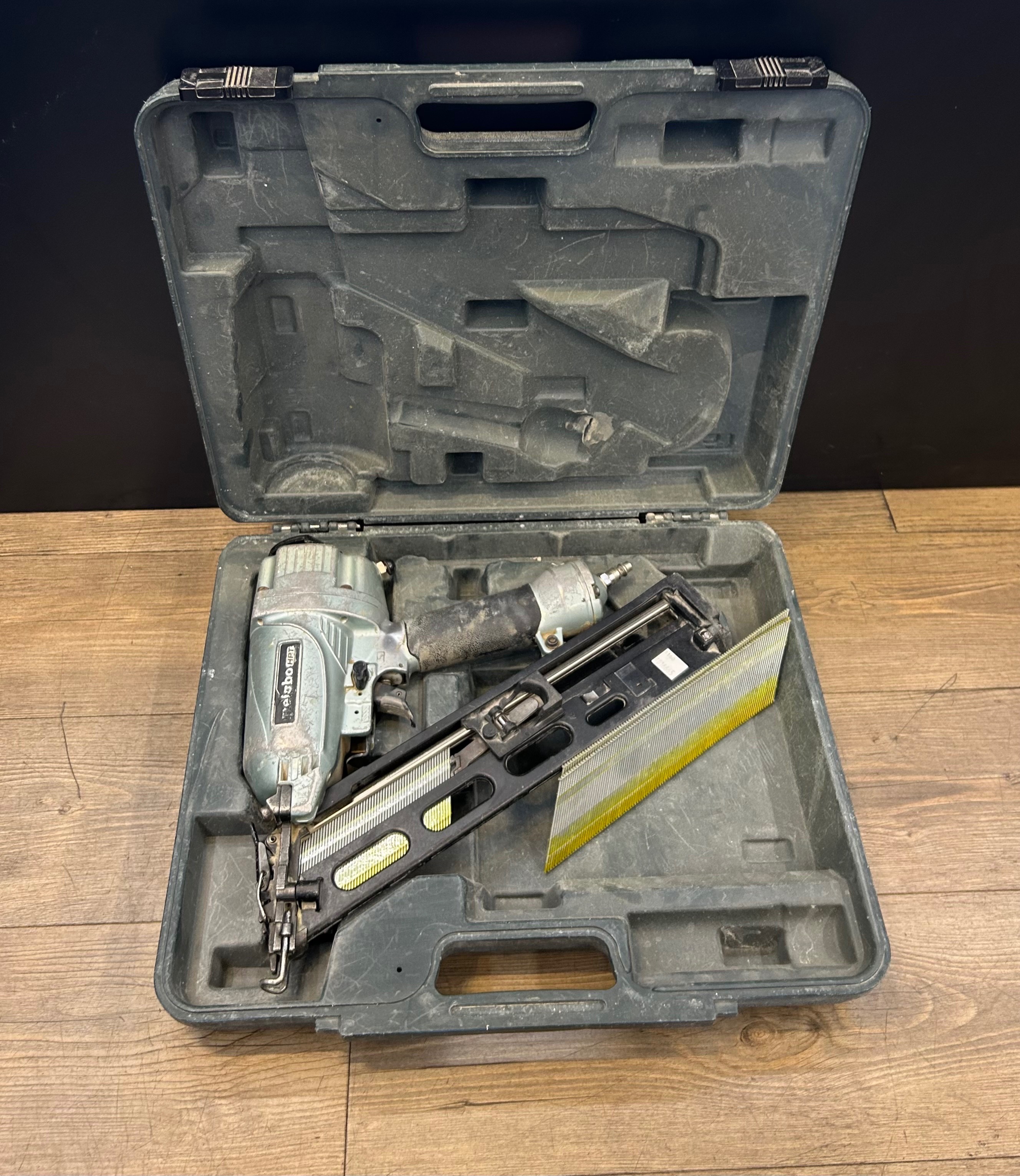 Metabo 2-1/2" 15 gauge Finish Nailer - photo 2
