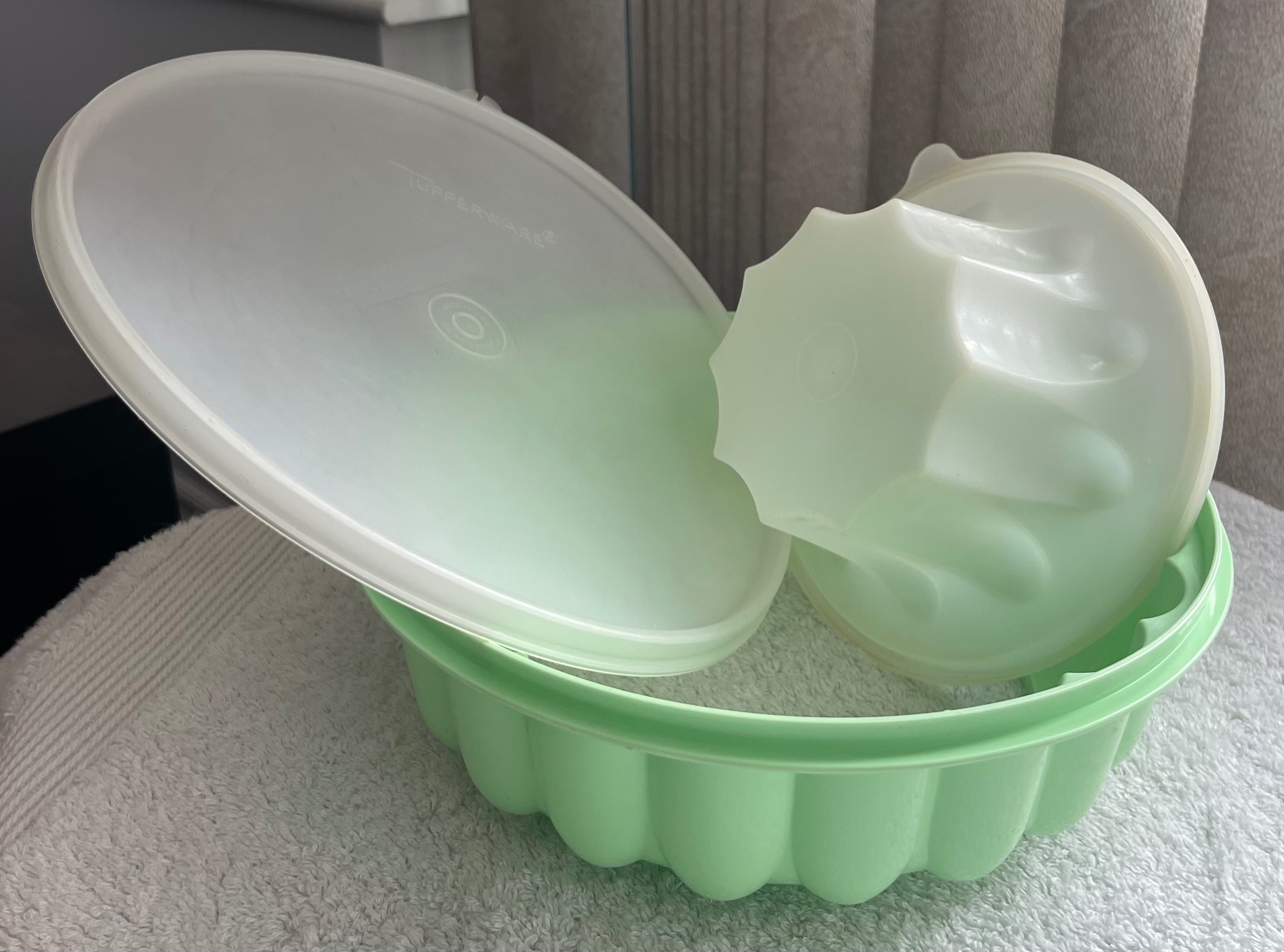 Vintage 1960s Tupperware Mint Green Jello Mold + Original Insert - photo 4