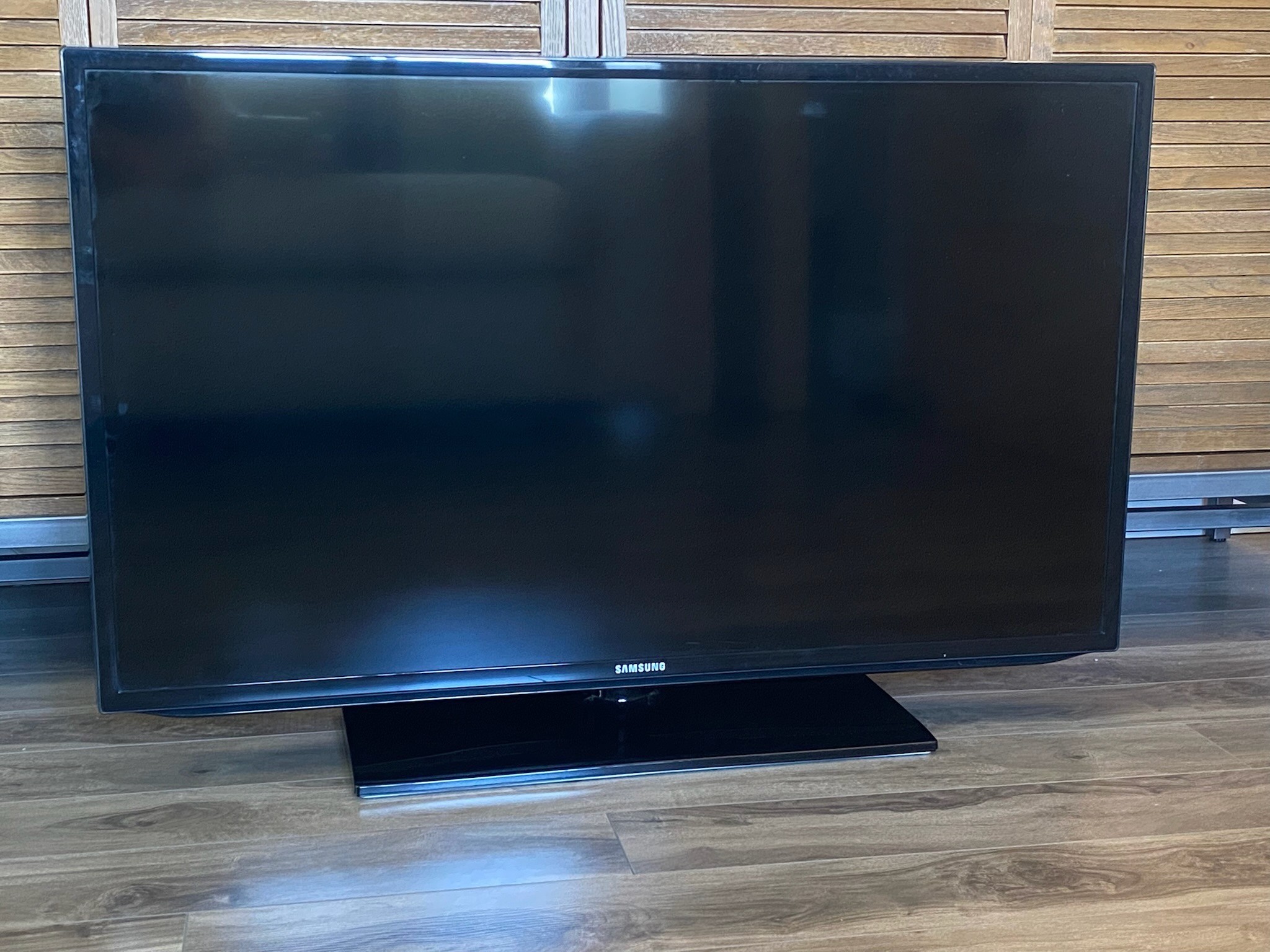 Samsung 40” LED TV + Apple TV Bundle — 1080p HD