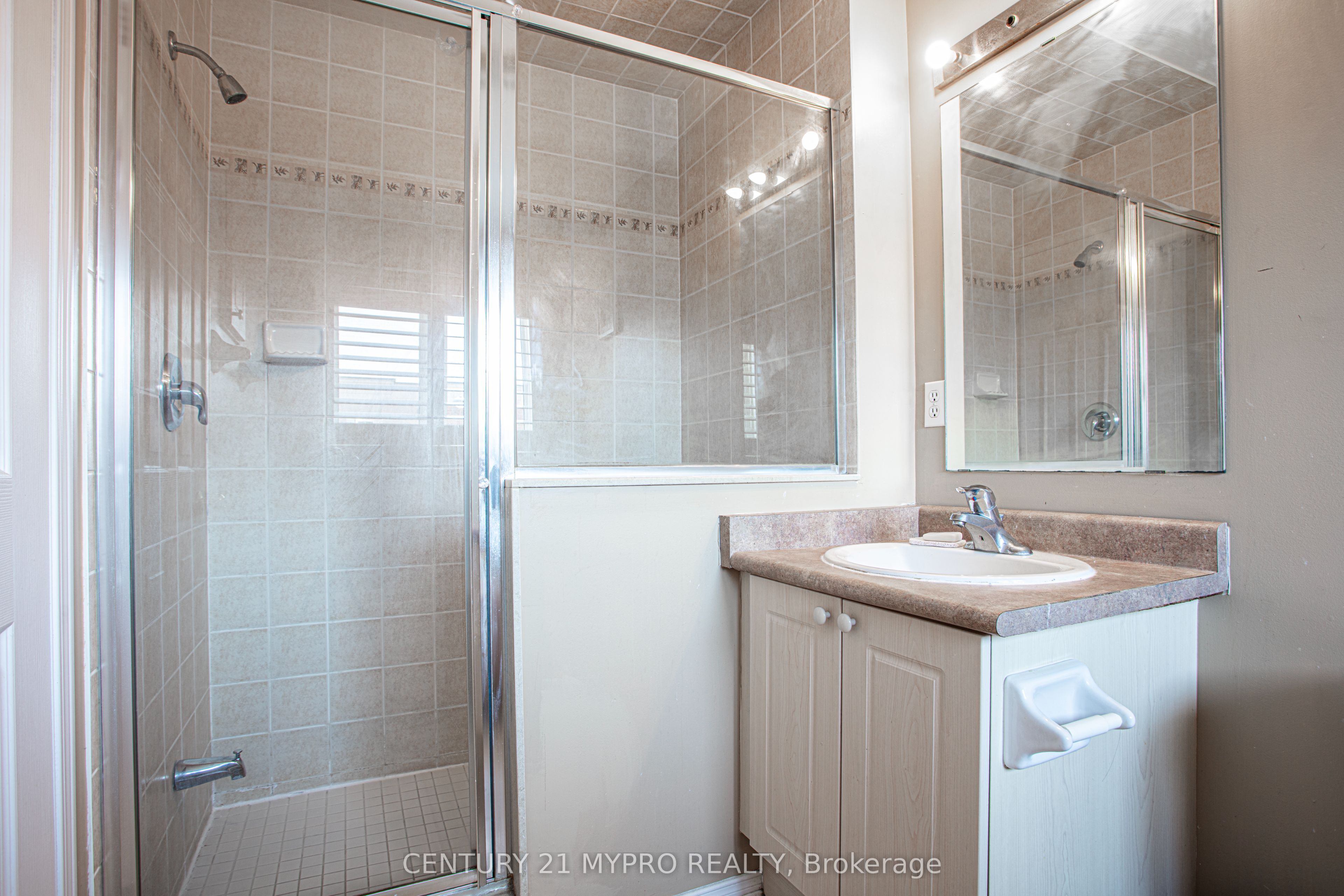York Uni. 1 room with private washroom - photo 2