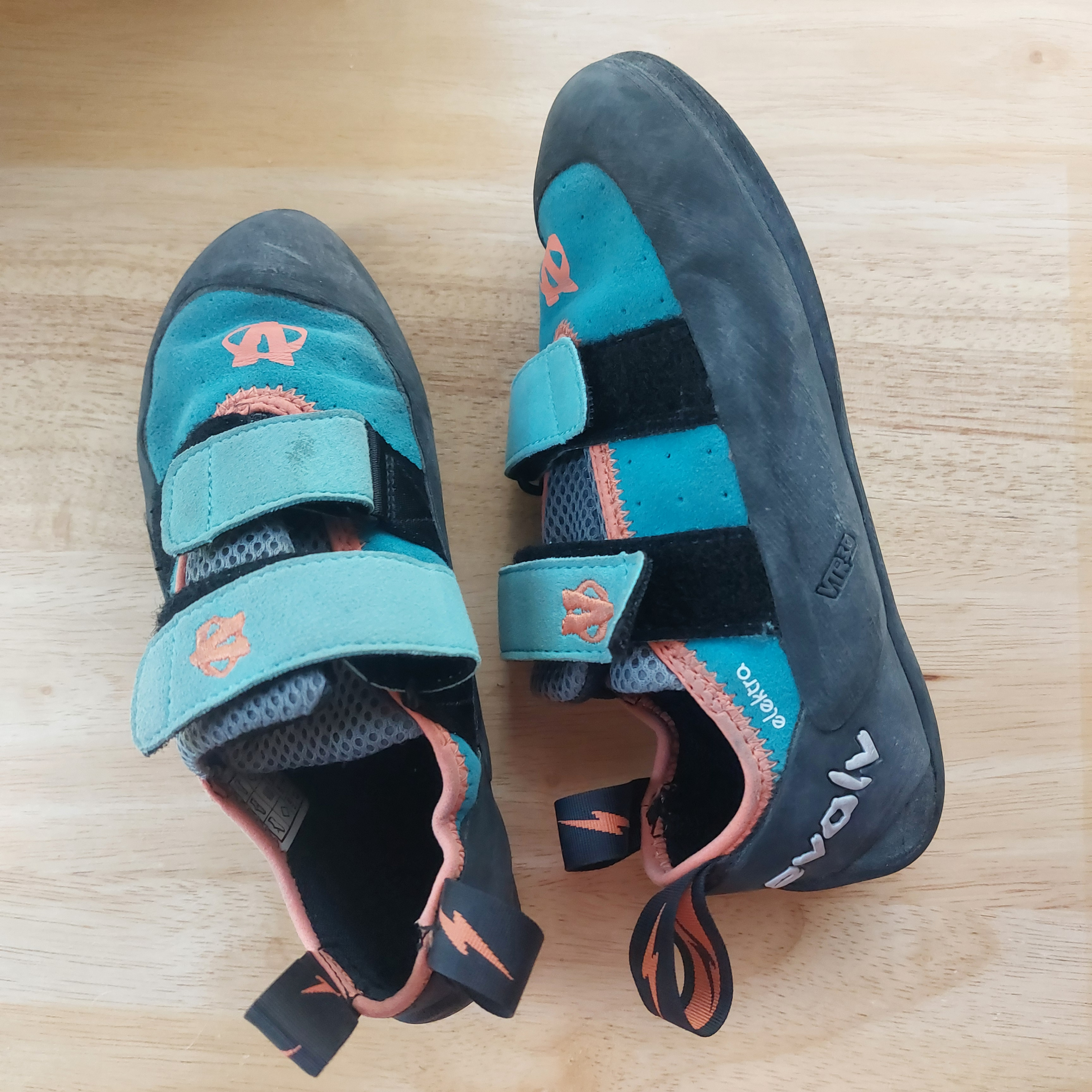 Bundle climbing shoes women (Size 6.5) and harness (size S) - photo 4
