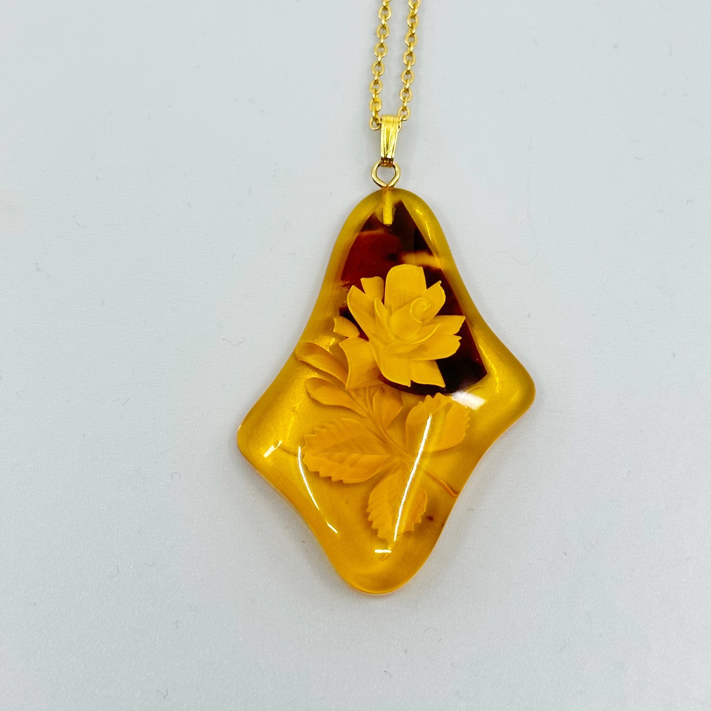 Gold tone reverse carved rose baltic amber pendant necklace - photo 3