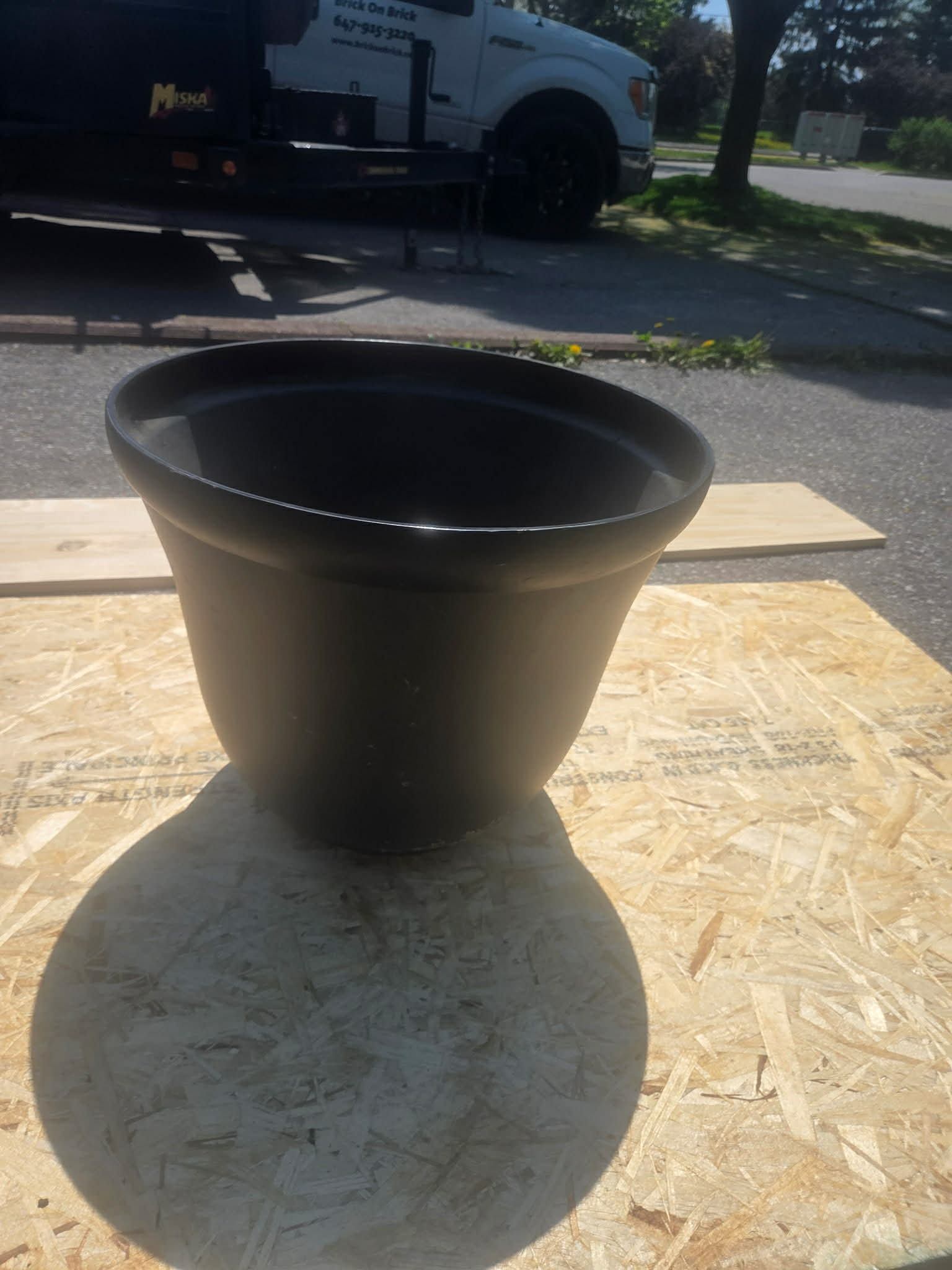 Set of 2 black plastic pots - photo 2