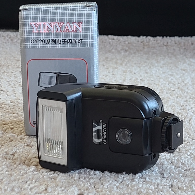 YinYan CY-20 Mini Flash Universal Speedlite
