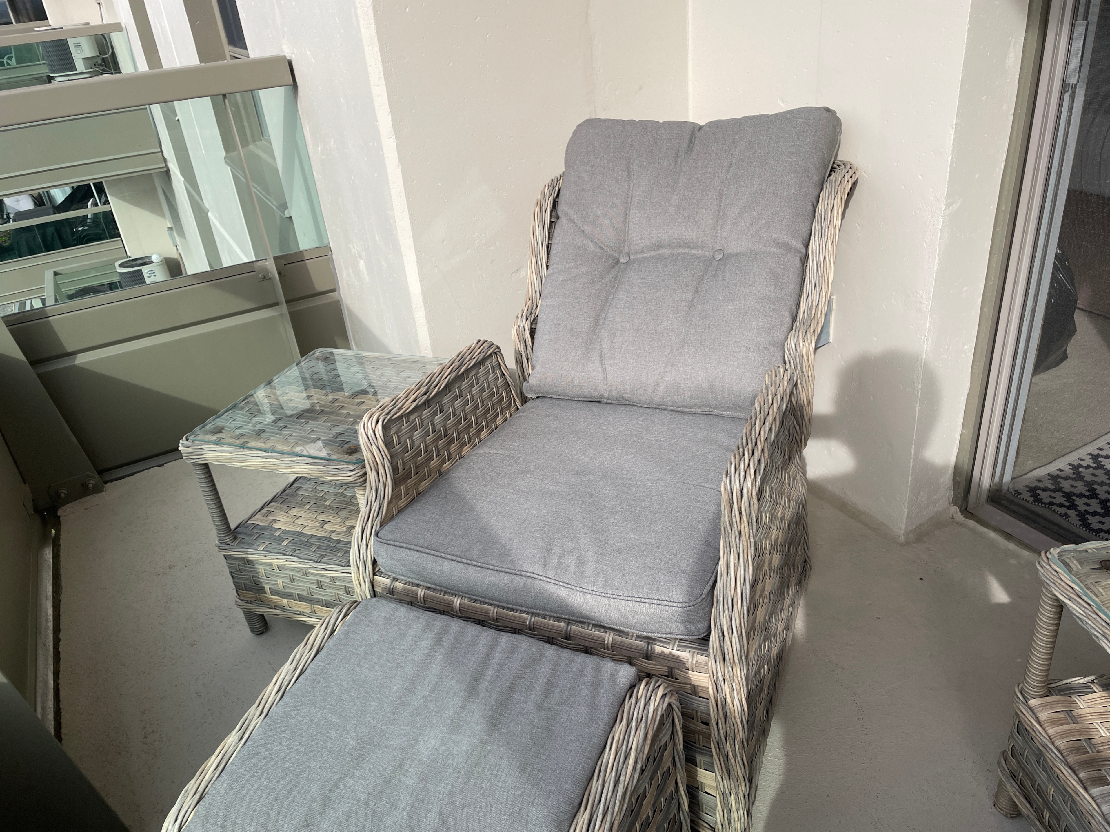 WICKER PATIO SET - Reclining chairs, ottomans, glass side tables - photo 3