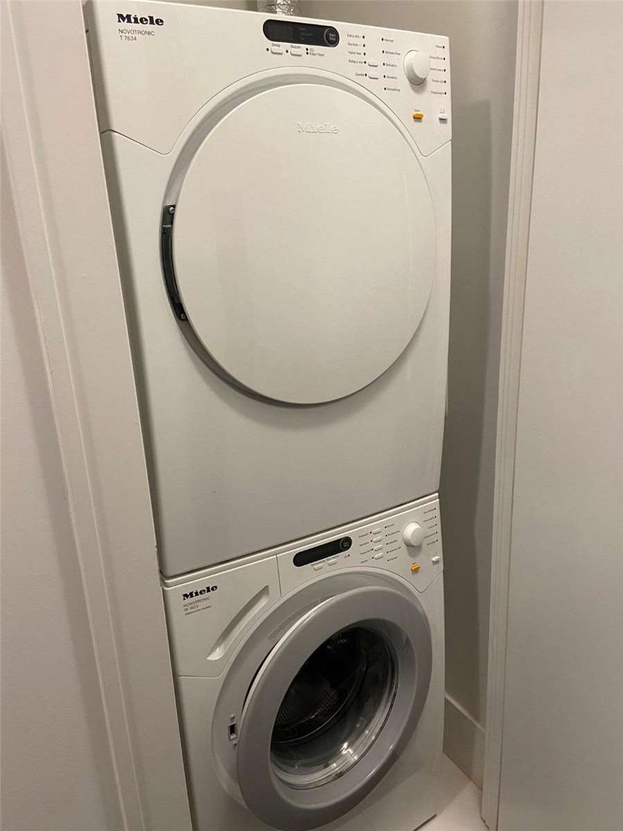 Male Roommate Wanted – Private Room in Downtown Toronto - photo 2