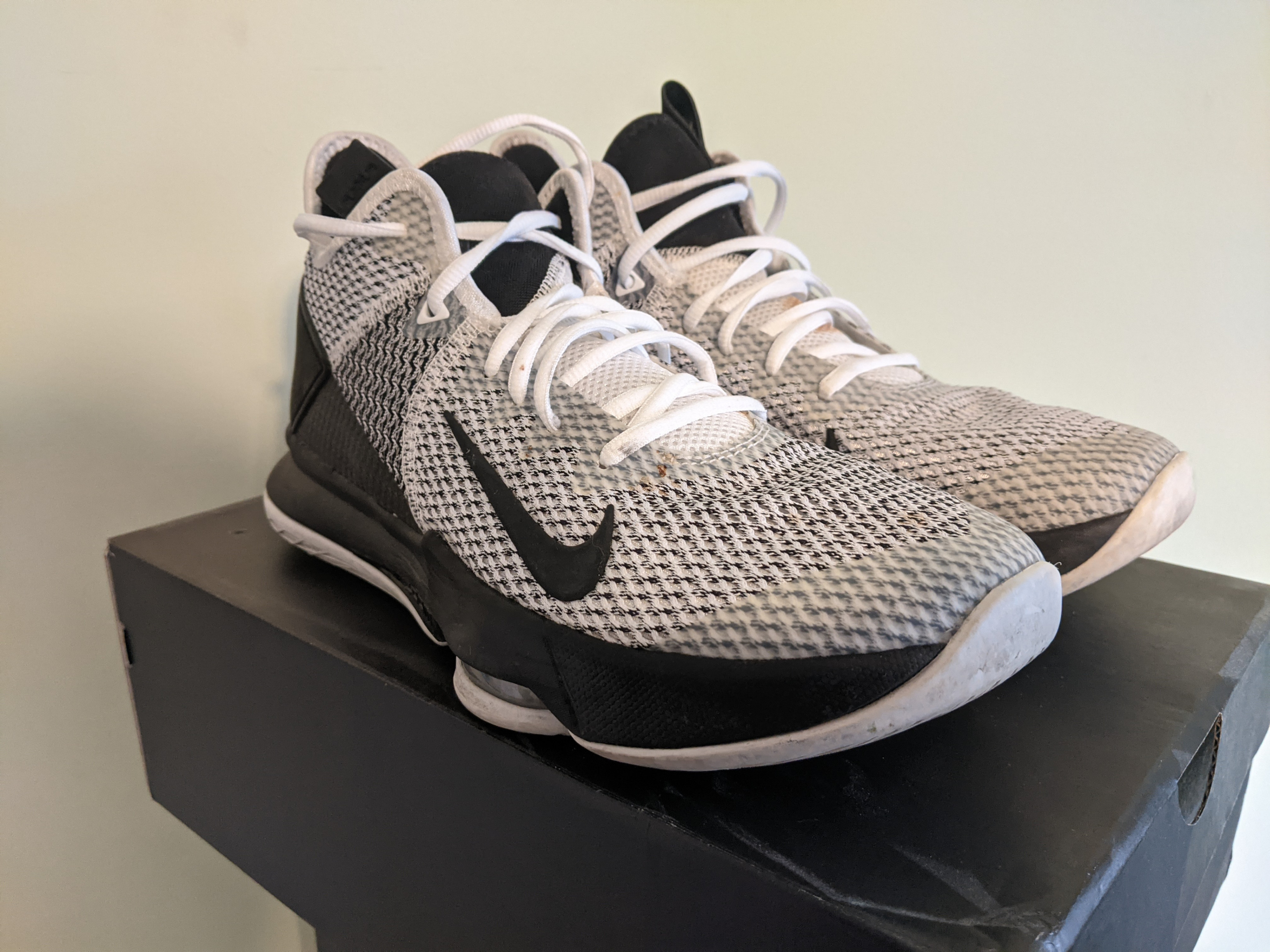 Men's Lebron Witness 4 Size 10