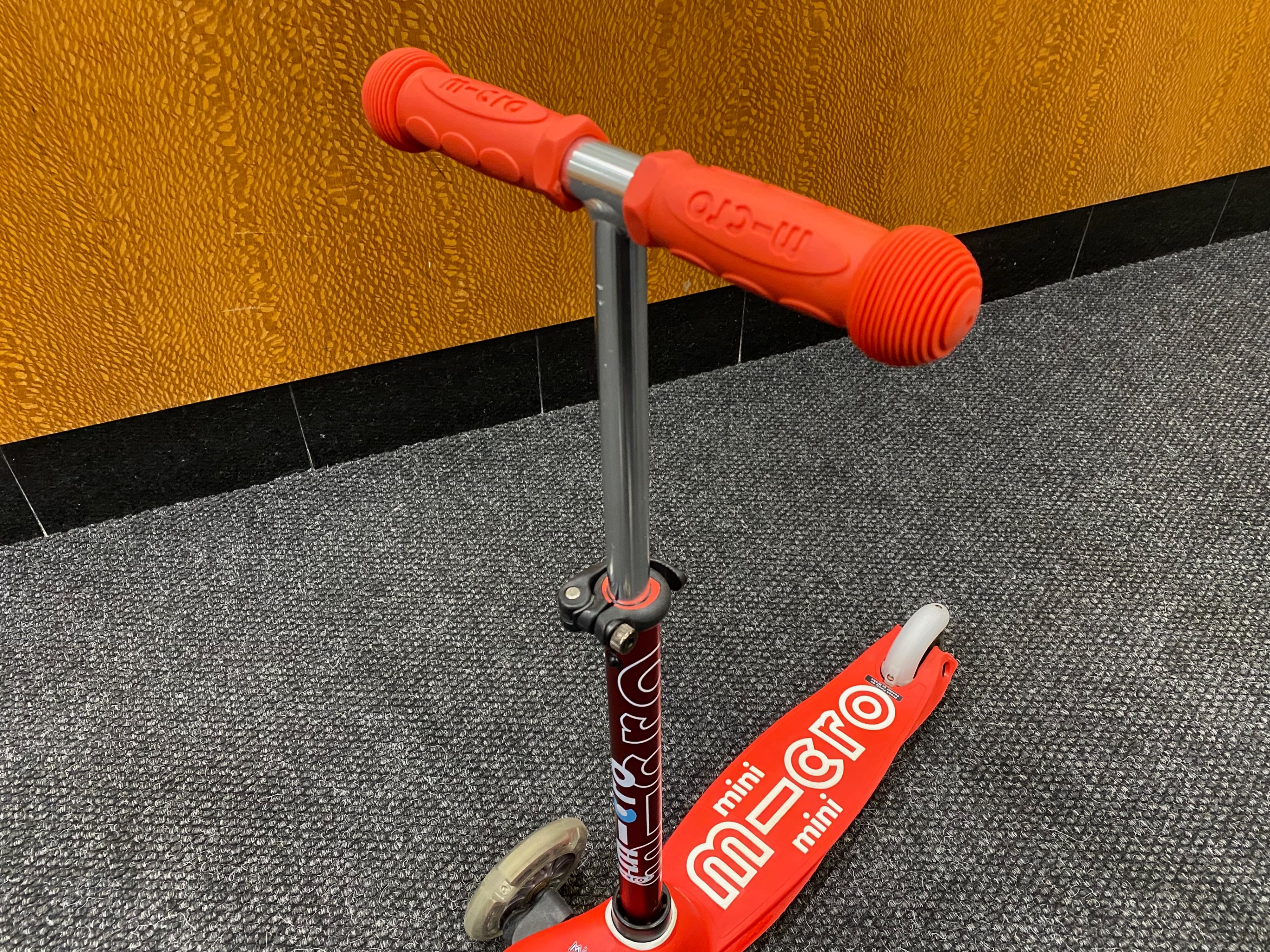 Micro Mini Deluxe LED Scooter – Excellent Condition with Box - photo 2