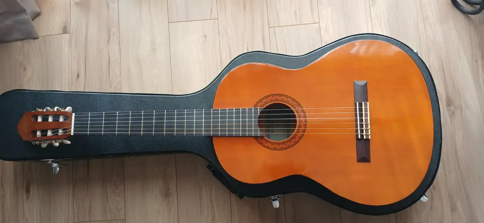 Yamaha C40 Classical Guitar, Like New, Full Bundle, Hard Case - photo 4