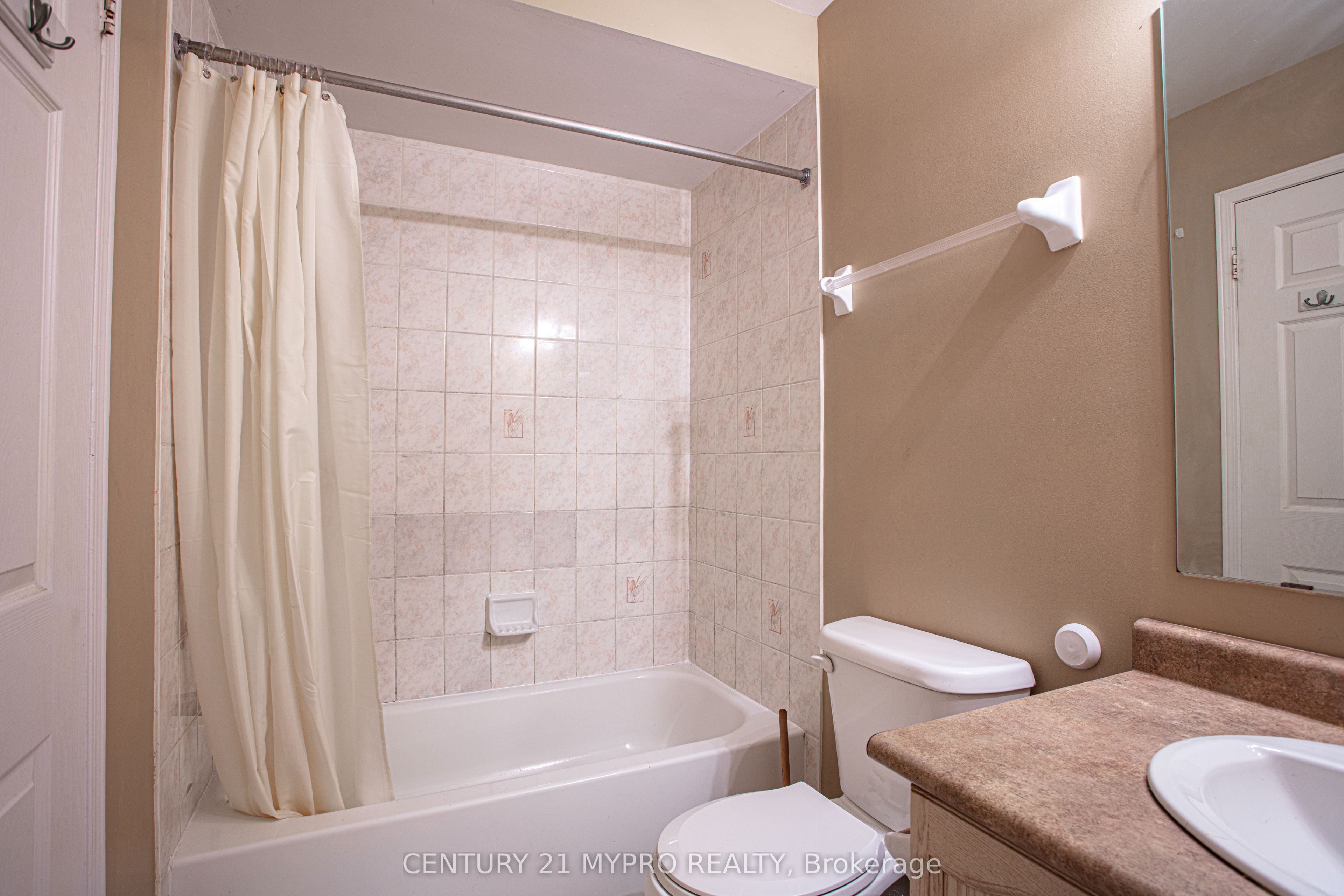 York Uni. 1 room shared washroom - photo 2