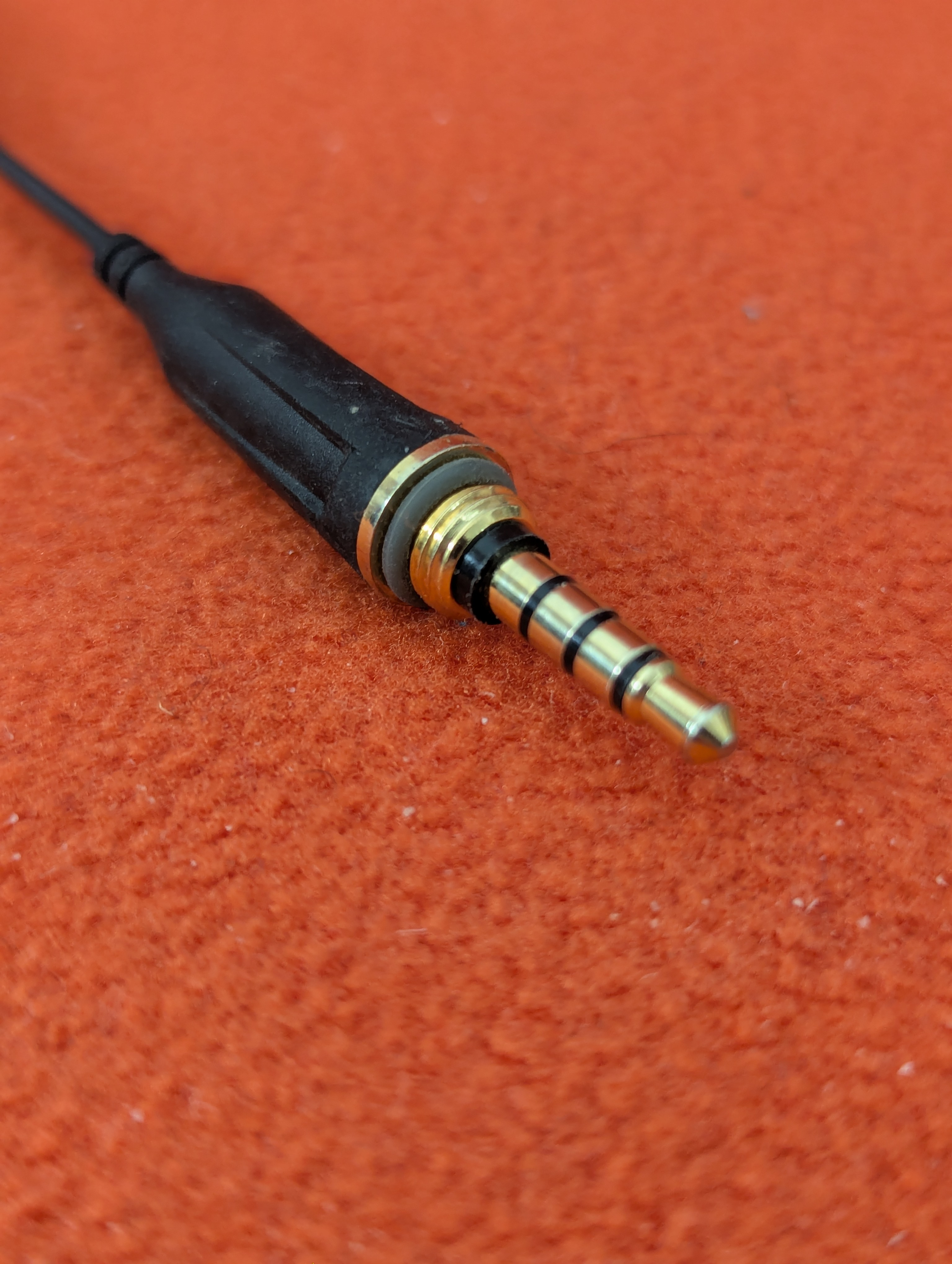 LifeProof short audio extension cable - photo 4