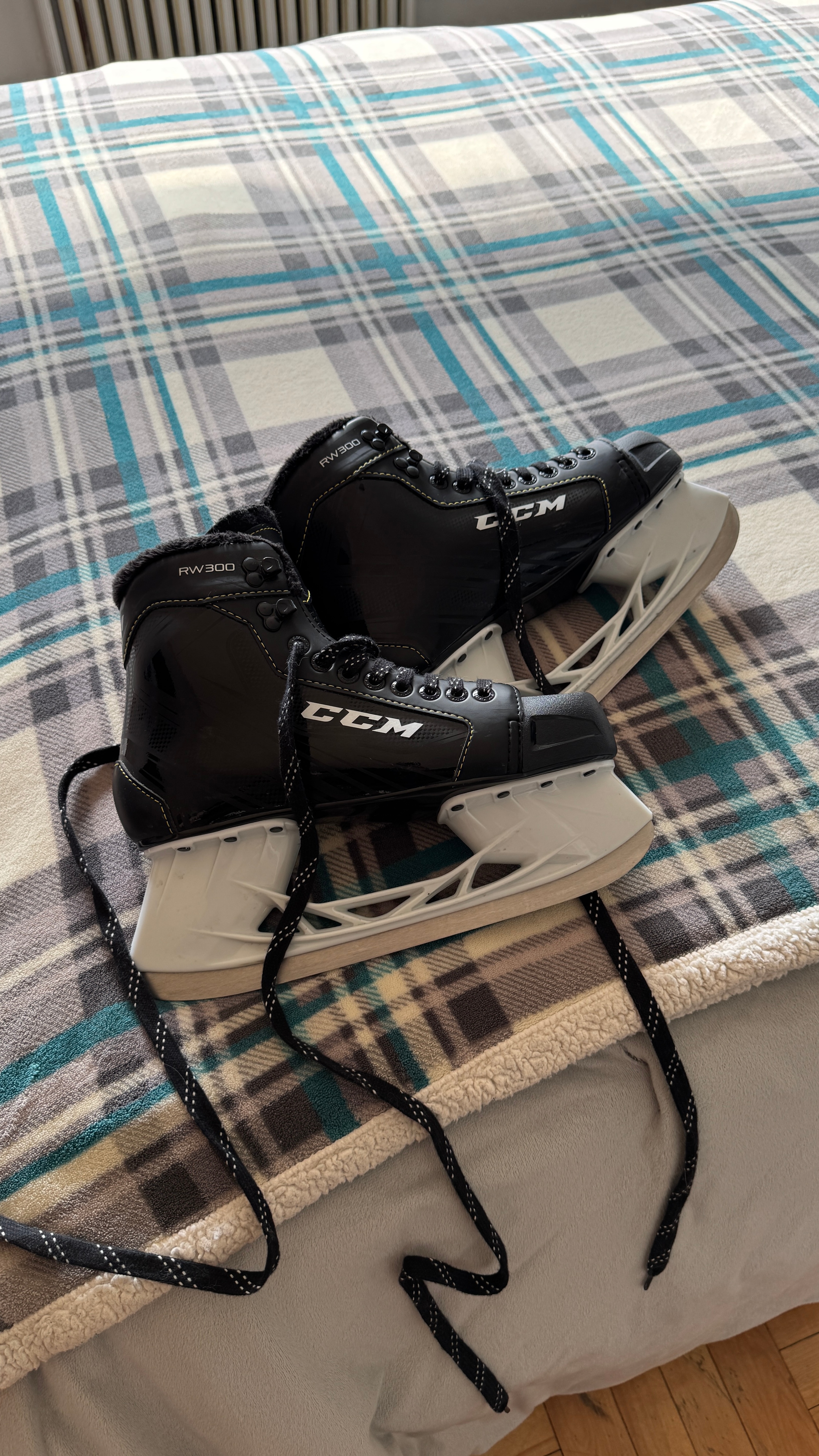 CCM RW 300 Men’s Recreational Ice Skates – Size 8
