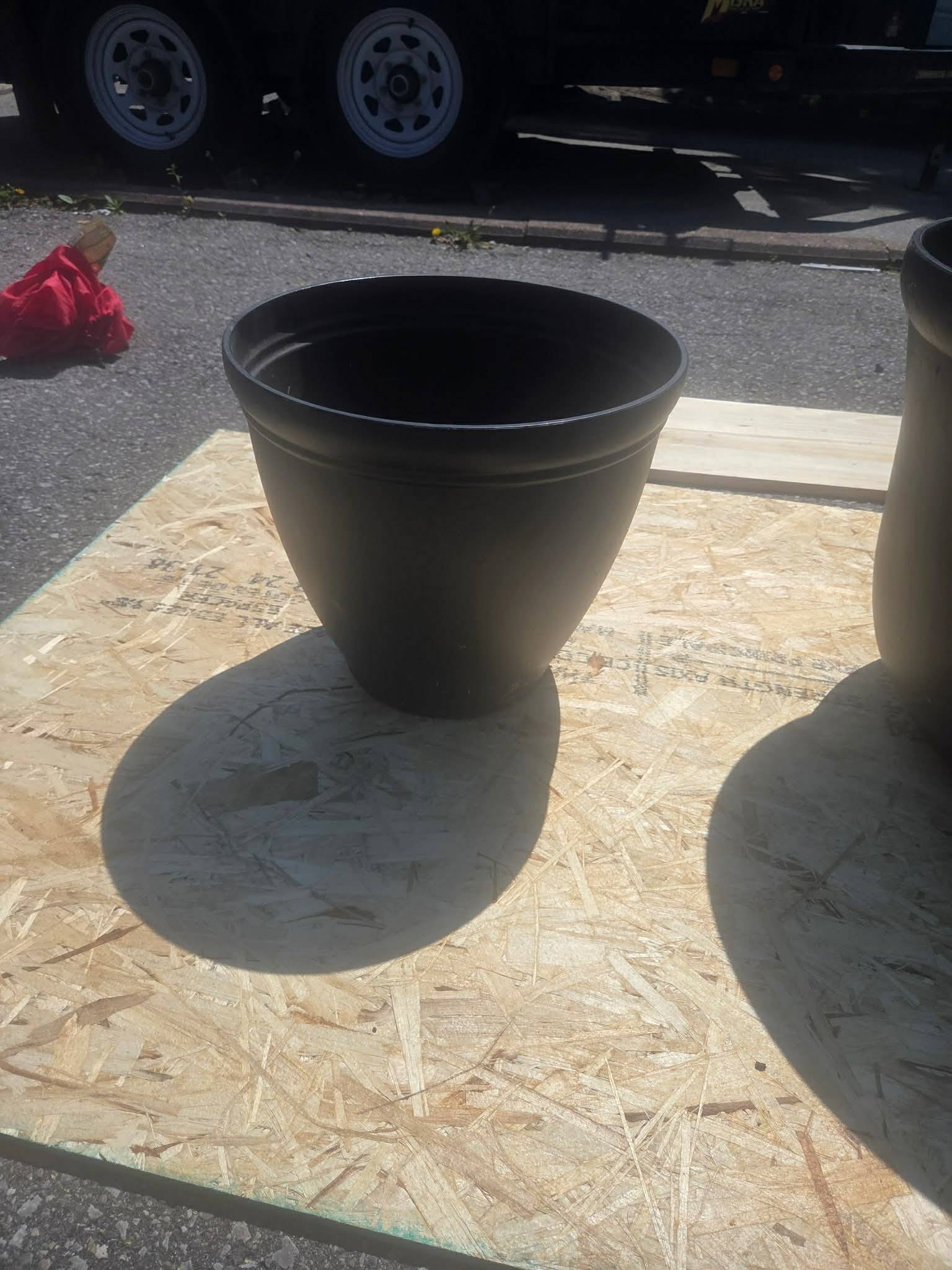 Set of 2 black plastic pots