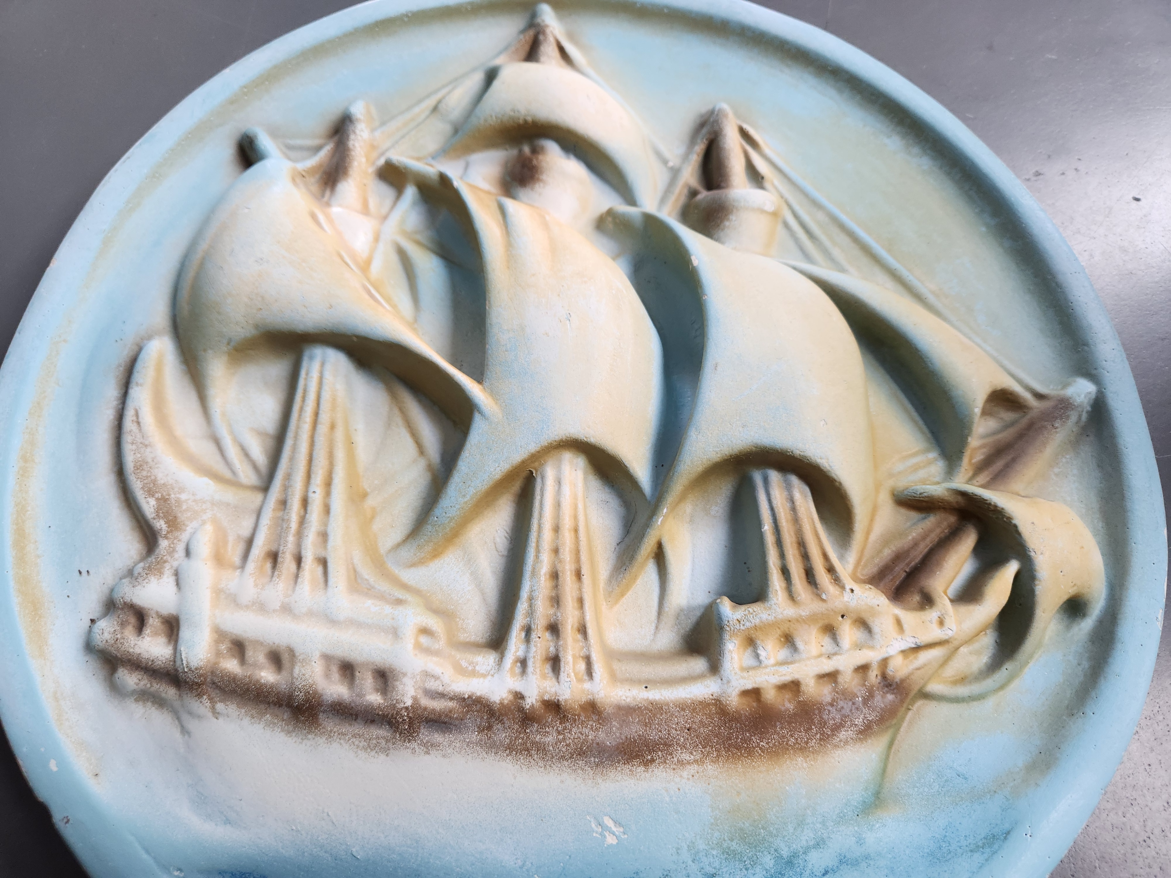 Early Mid-Century Chalkware Plaque, Sailboat / Nautical Motif - photo 2