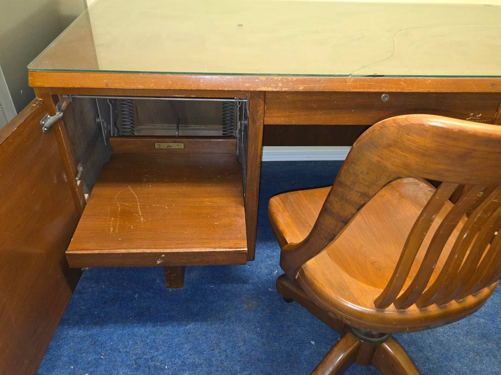 1940s Solid Walnut Executive Desk & Oak Swivel Chair - photo 4
