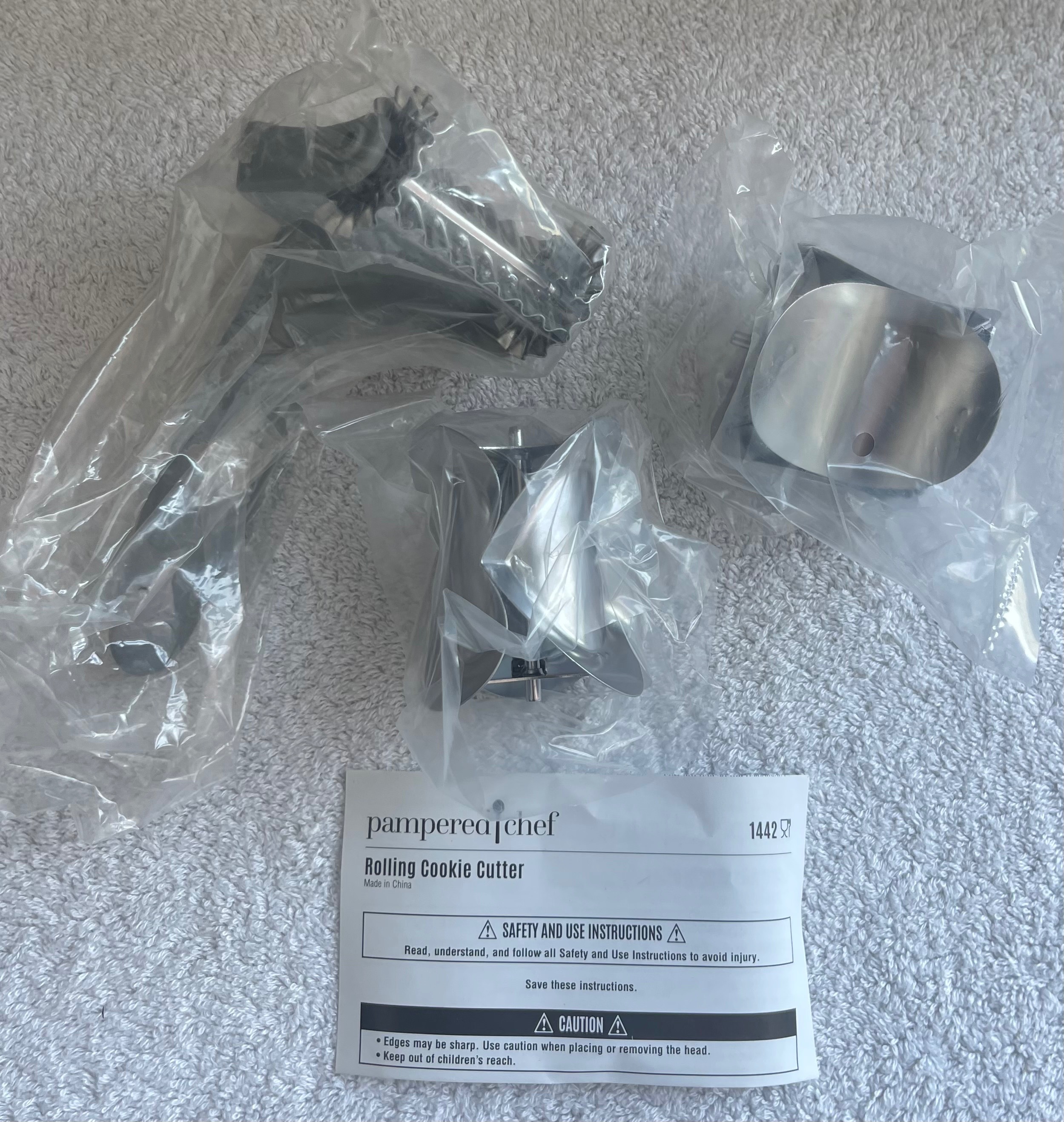 2 New Pampered Chef Rolling Cookie Cutters (Item 1442) - photo 3