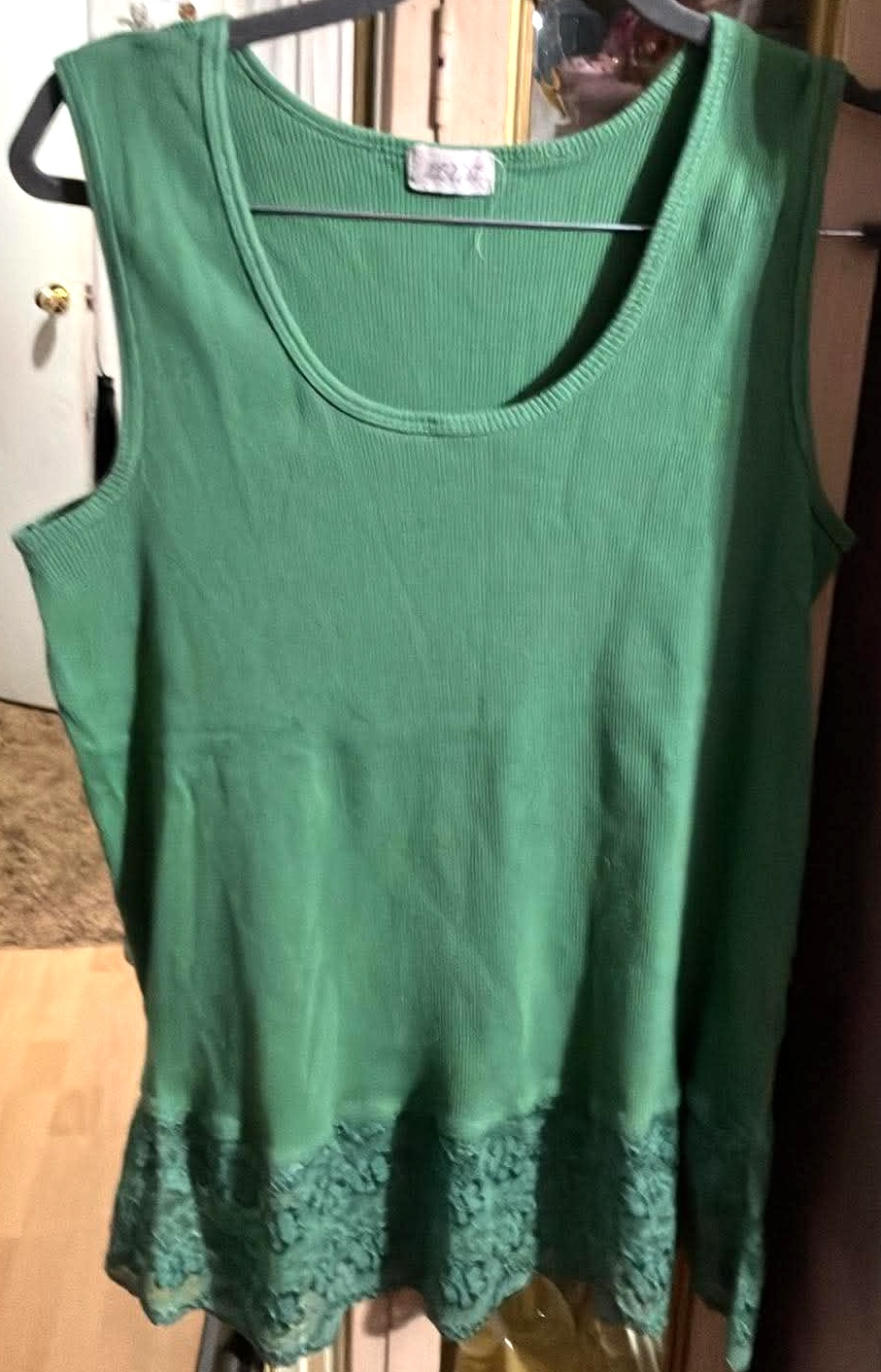 Women Green Tank Top with Design on Bottom - Size 3X