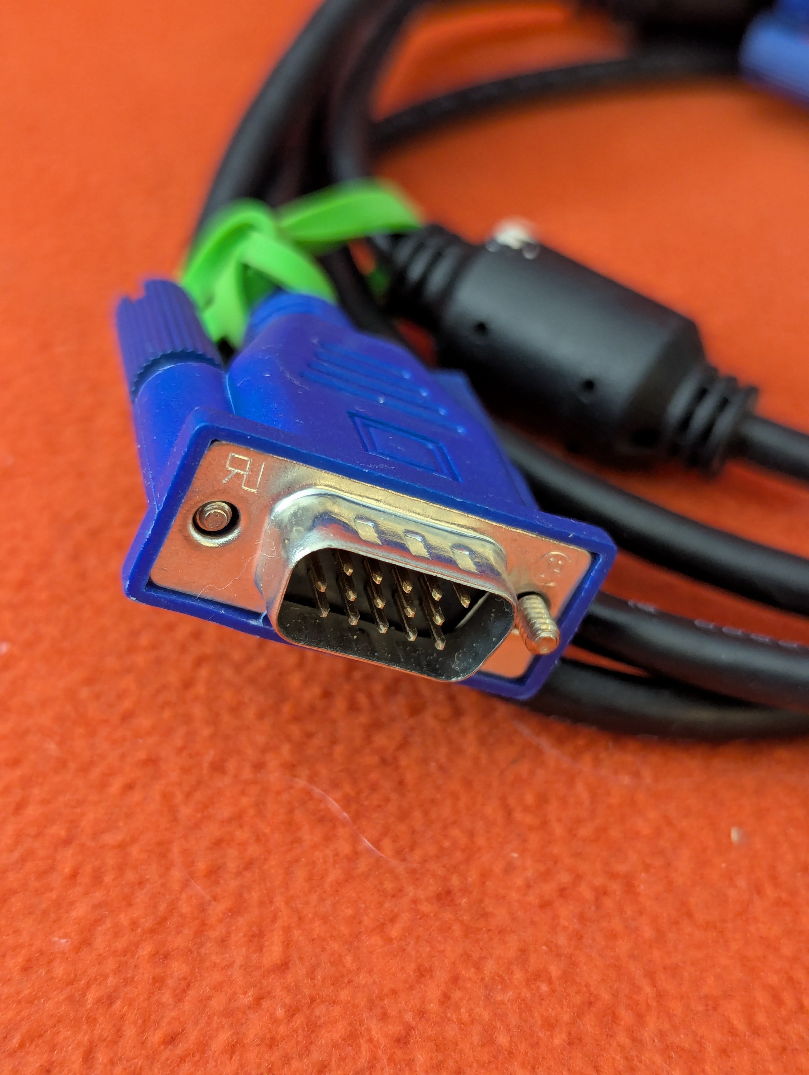 6-foot male to male 15-pin VGA cable with DVI adapter - photo 2