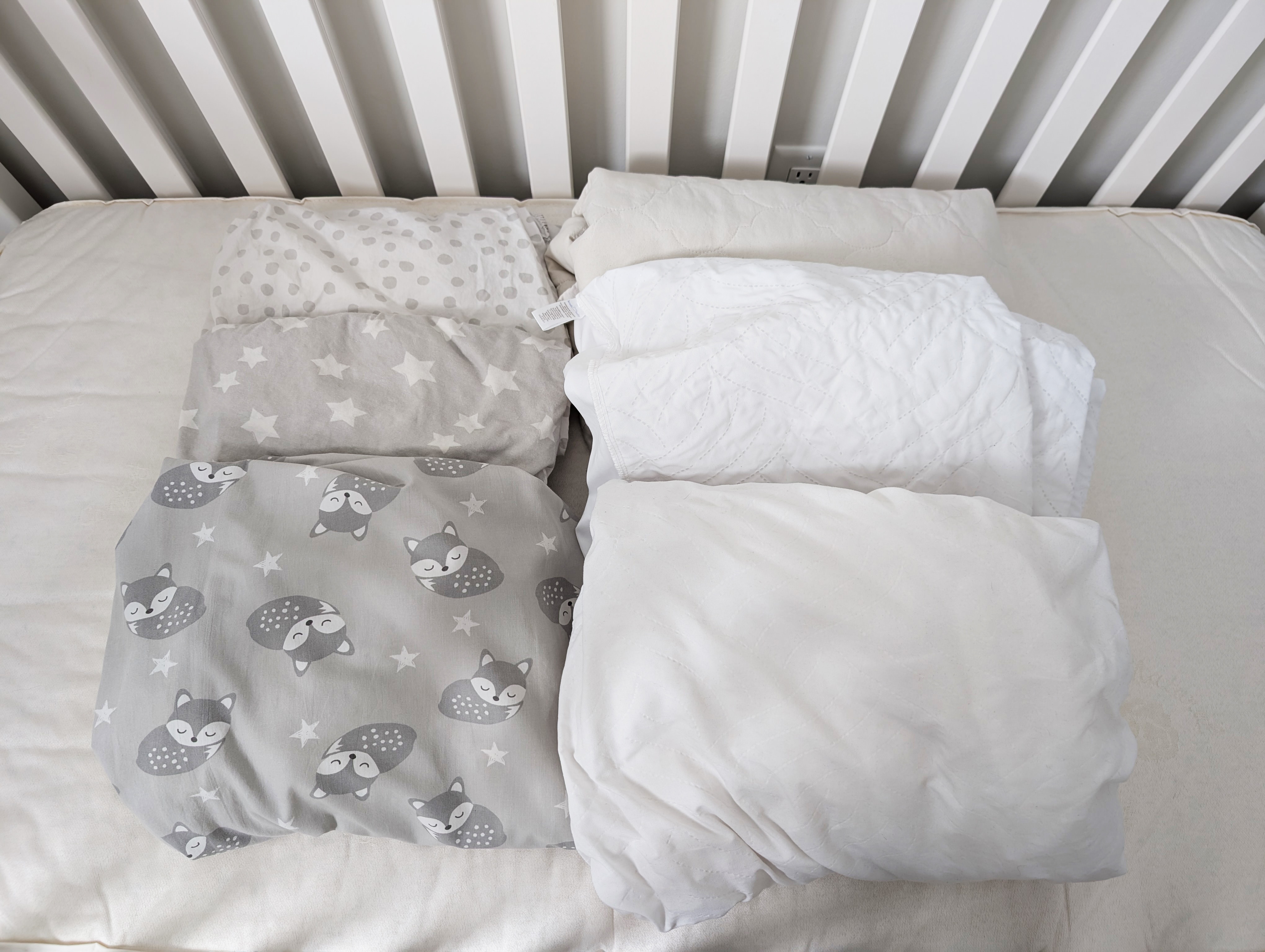 Baby convertible crib + sealy mattress + 3 protectors + 3 sheets - photo 2