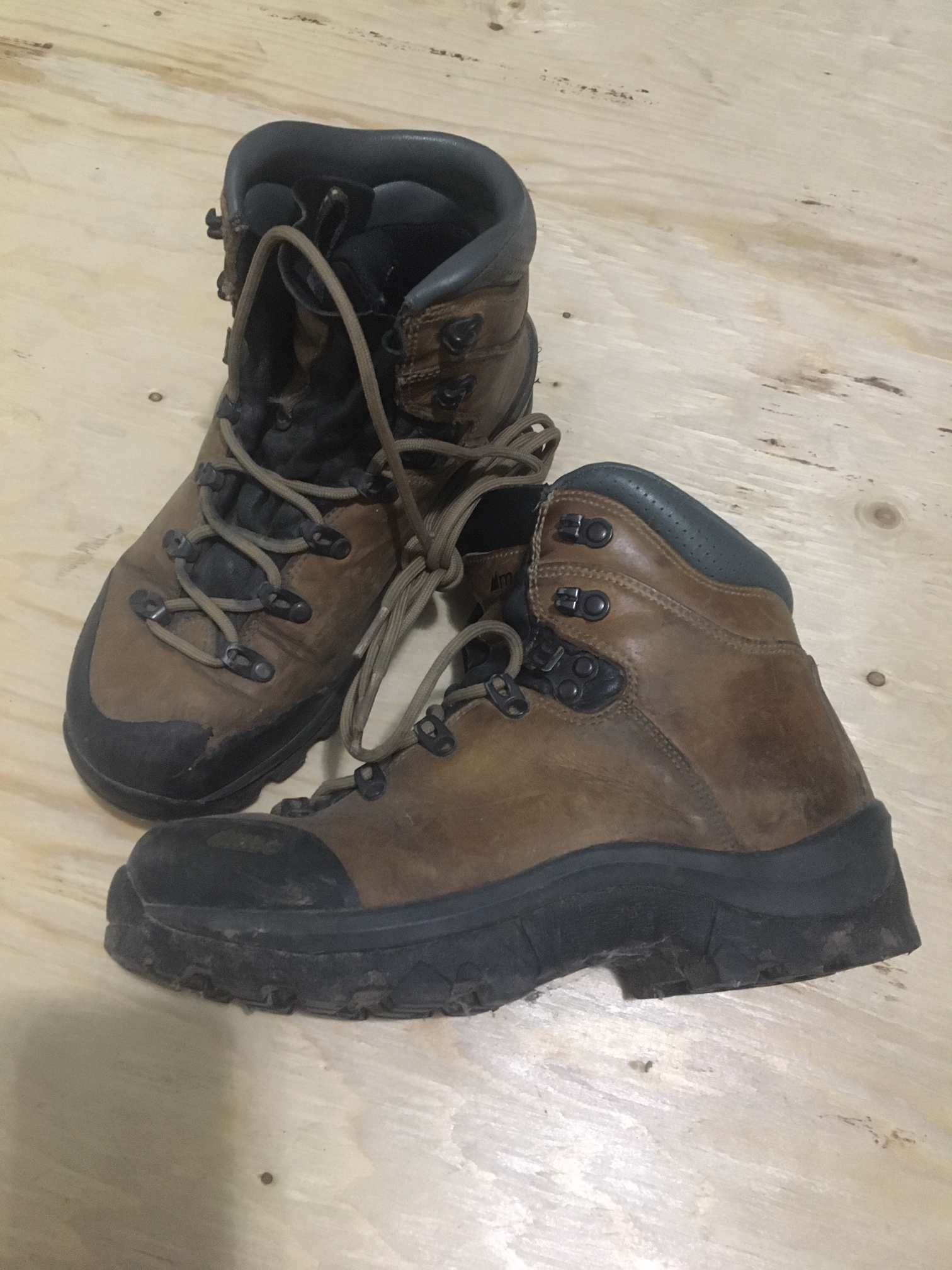 MEC leather hiking boots size 6.5 (youth size 4)