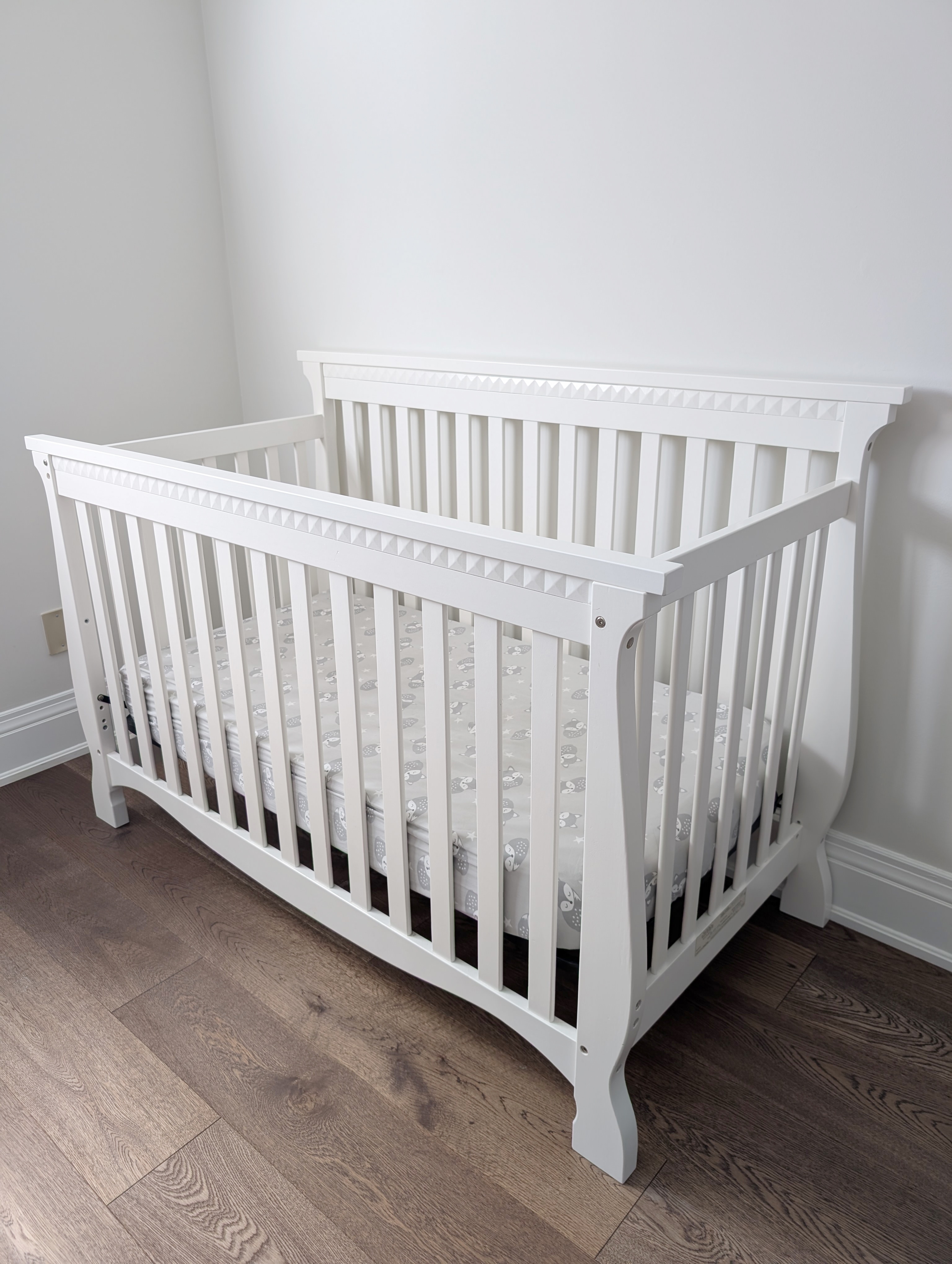 Baby convertible crib + sealy mattress + 3 protectors + 3 sheets
