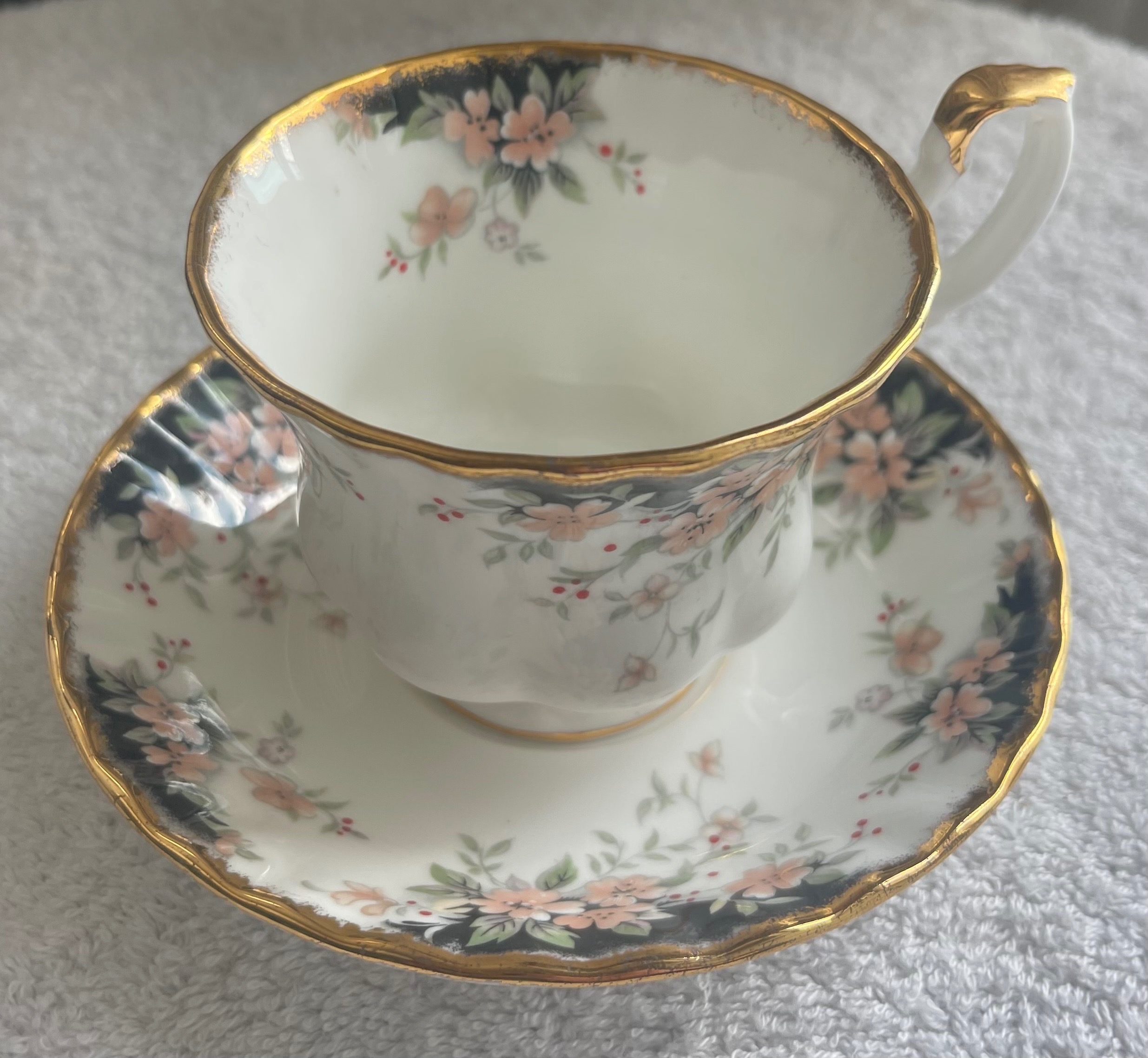 1990 Royal Albert "Marlborough" Teacup/Saucer - Made in England - photo 2