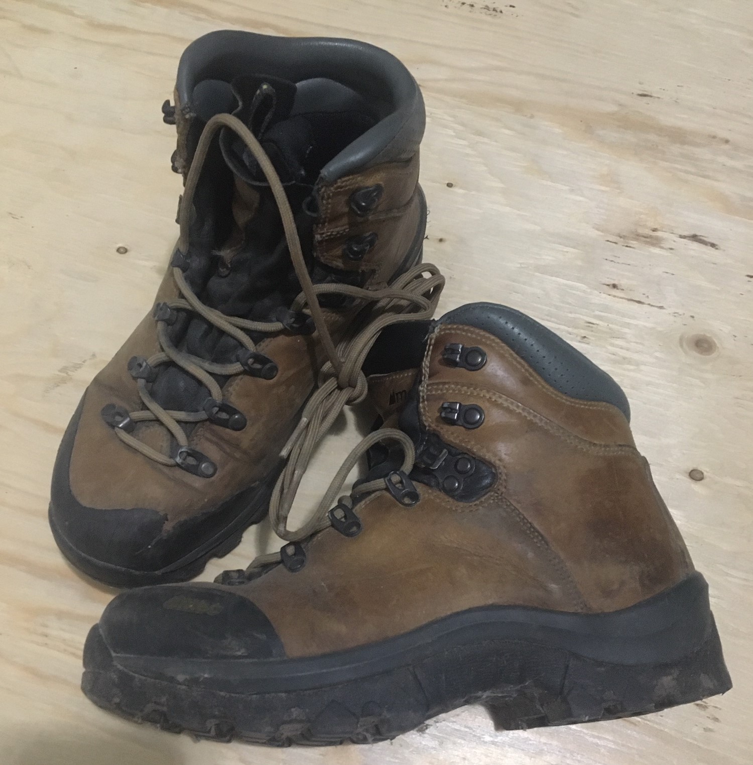 MEC leather hiking boots size 6.5 (youth size 4) - photo 4