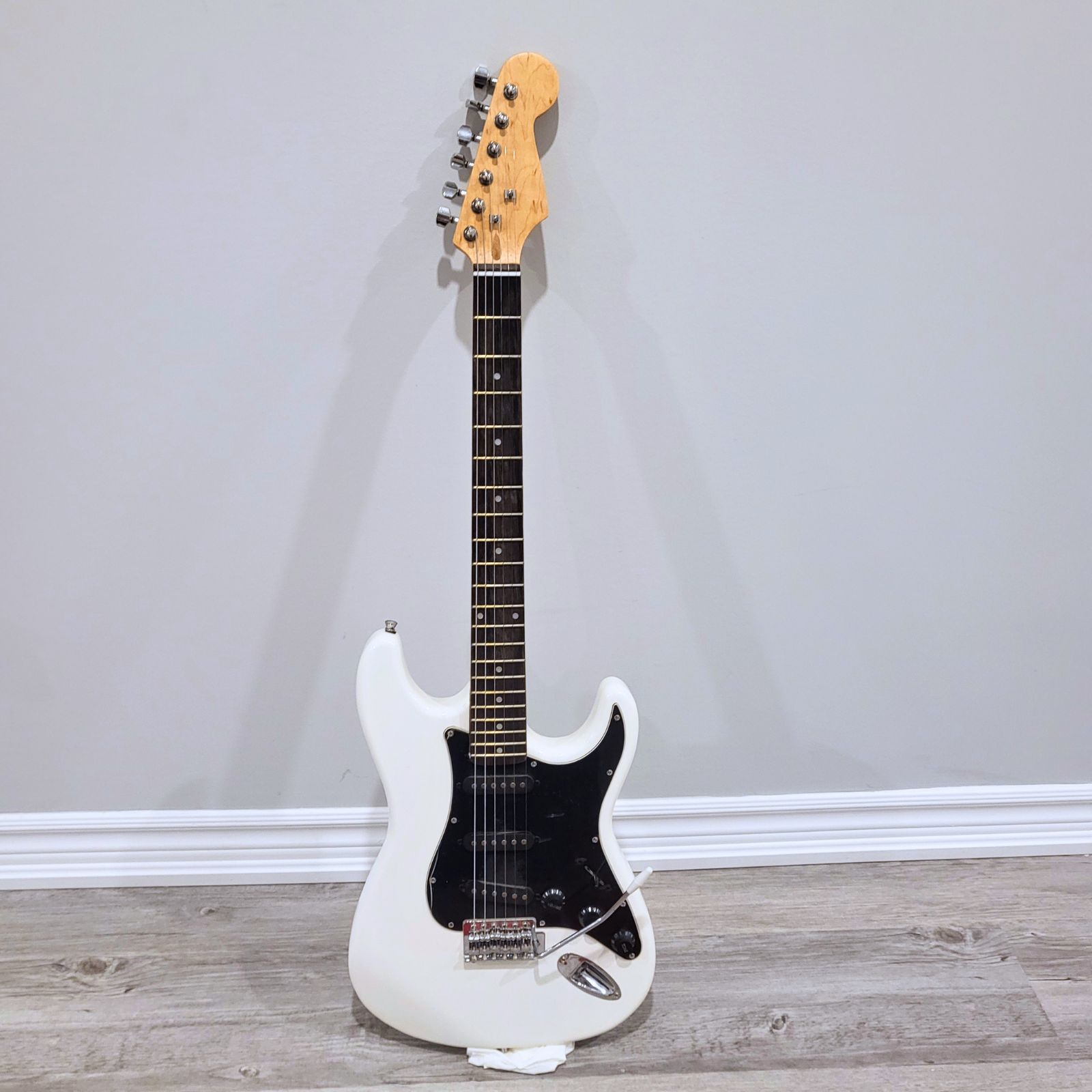Pre-loved - White Strat-Style Electric Guitar - South Ajax