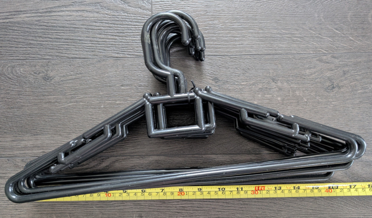 Hangers (26x), plastic/metal, assorted