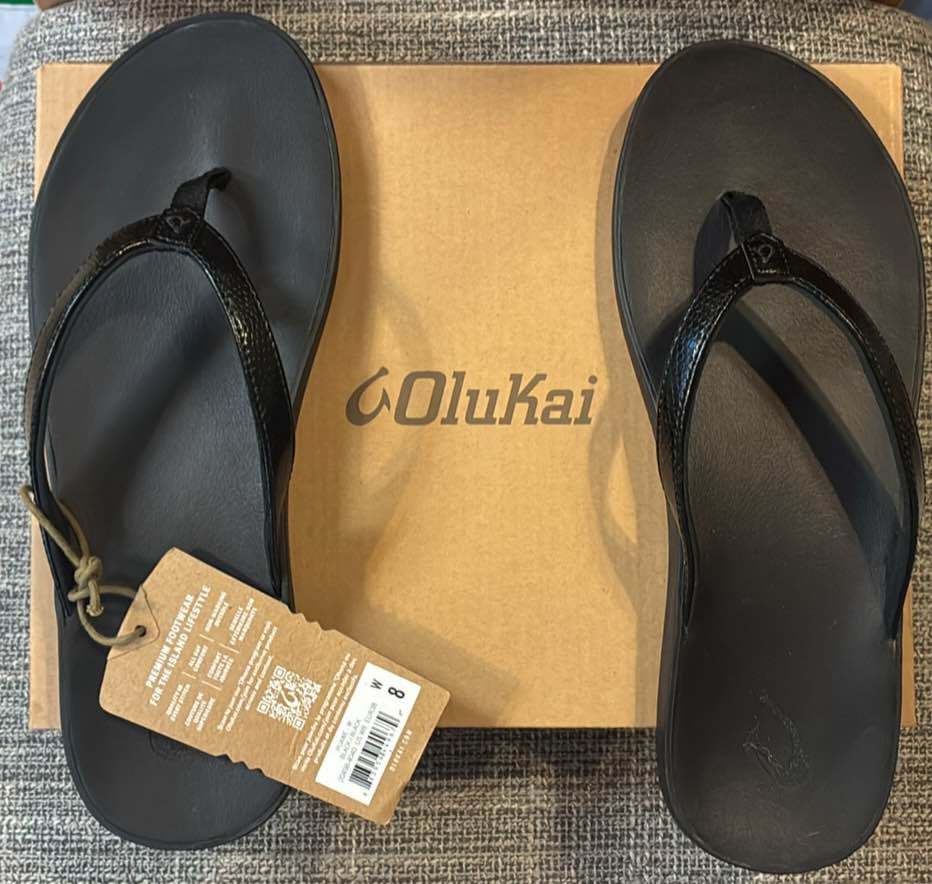 New in box Olukai Puawe black flip-flops women's 8 CA$60