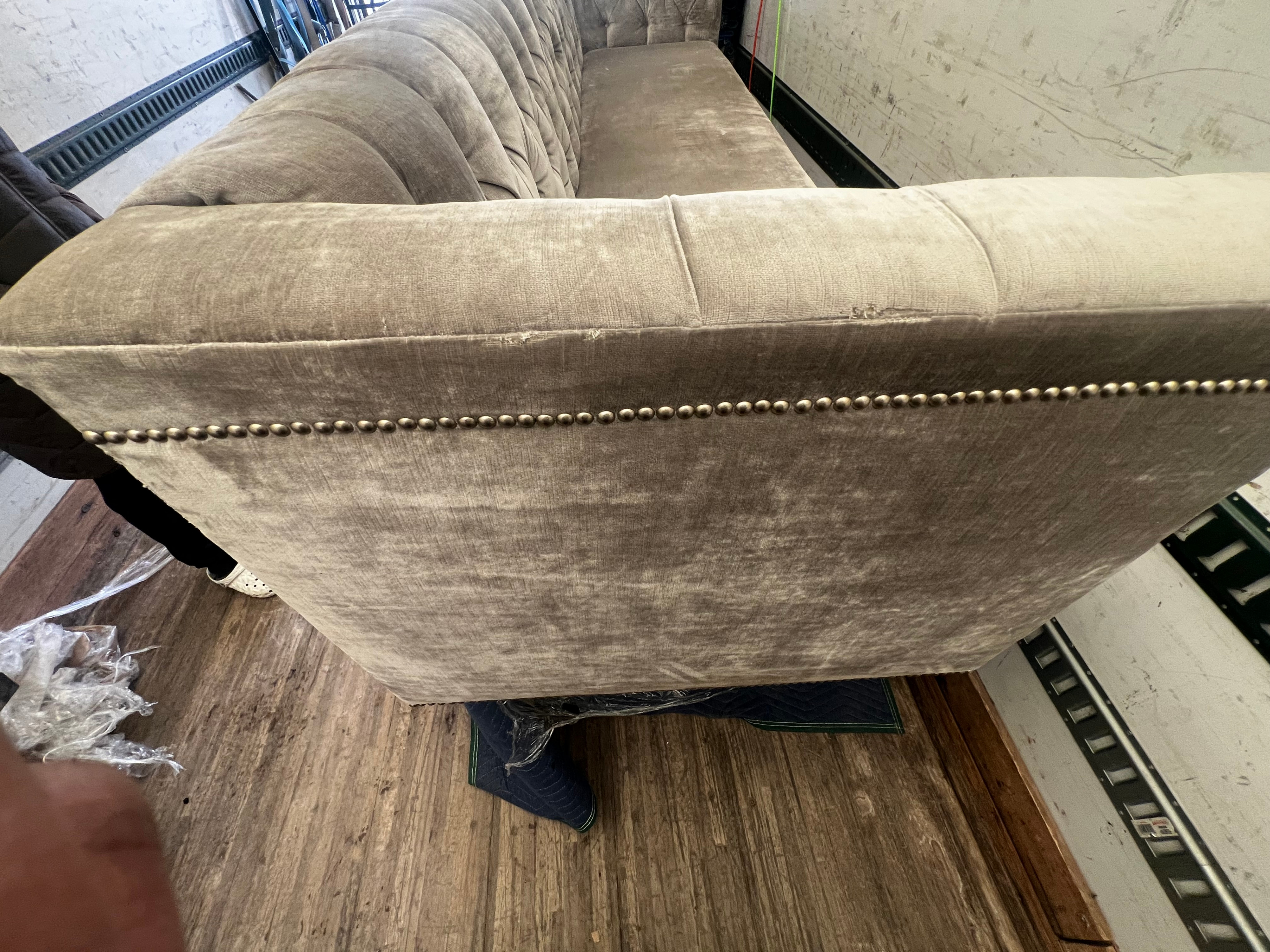 Luxury Tufted Velvet Sofa – Chesterfield Style - photo 3