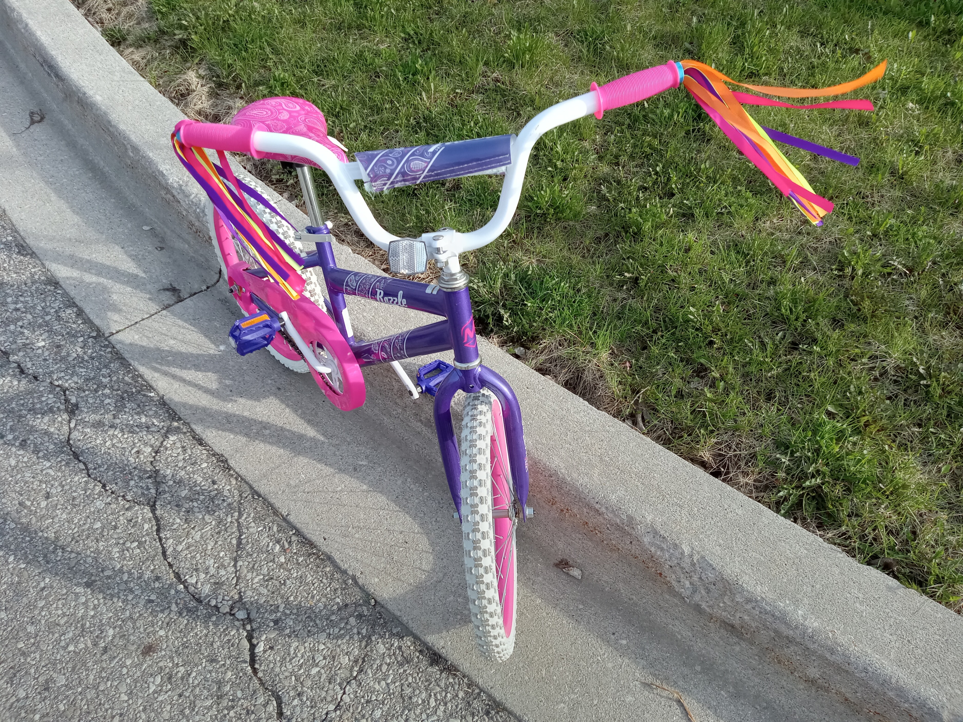 Movelo Razzle 18" Girls Bike, Like-New! - photo 2