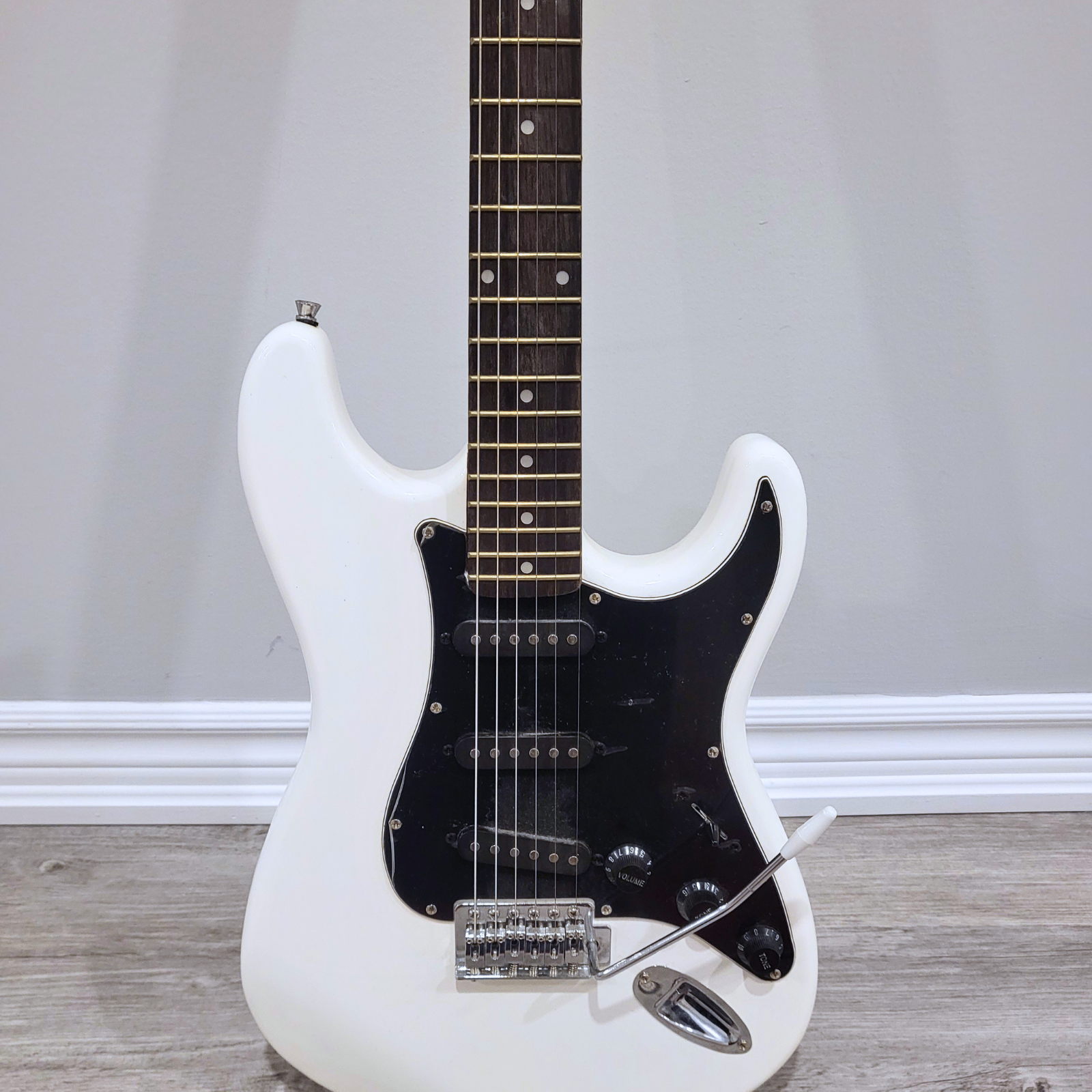 White Strat-Style Electric Tremelo Guitar! 🎸 - photo 4
