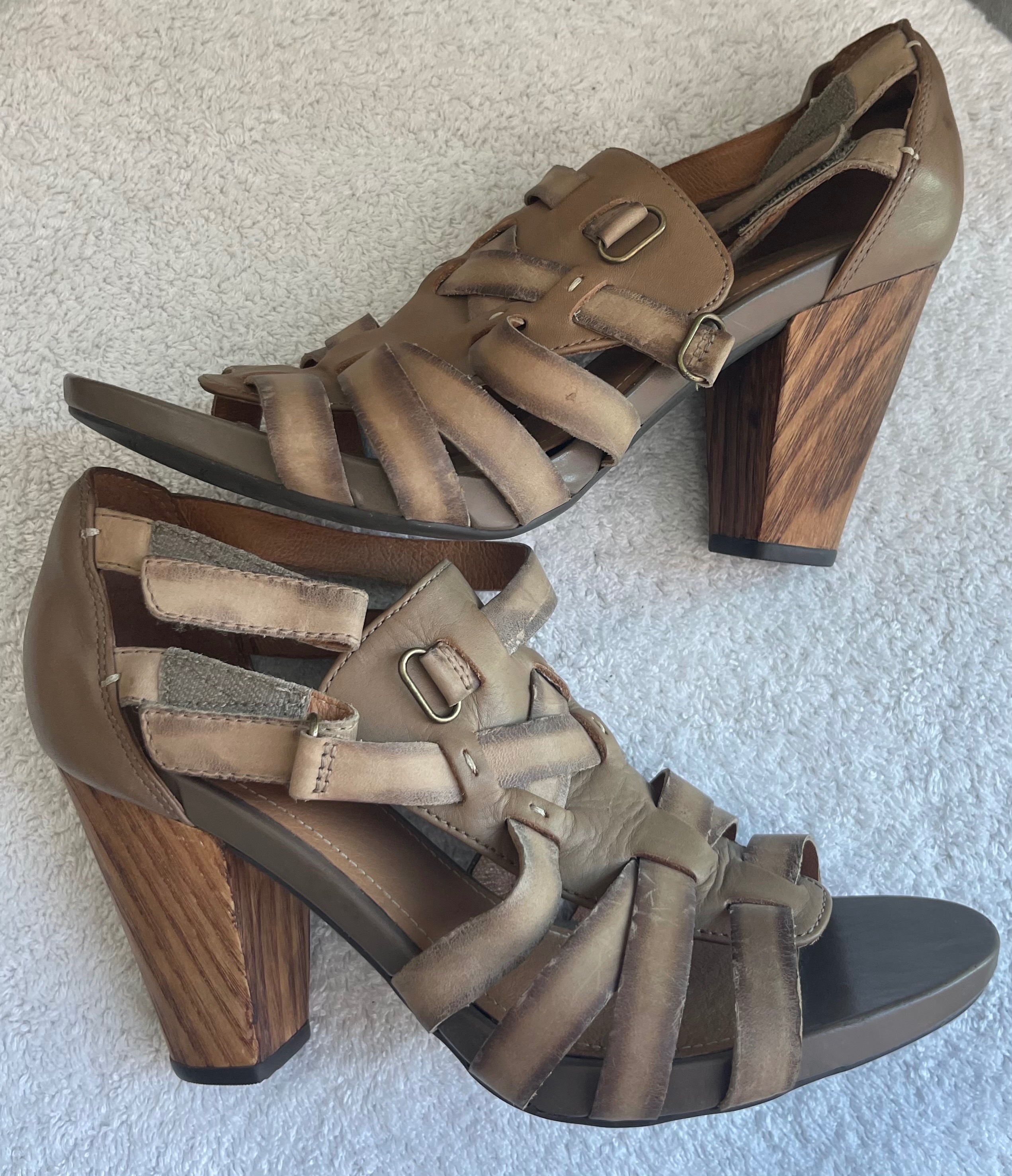 Clarks "Rosa Hyde" Beige Leather Heels (Size 9.5)