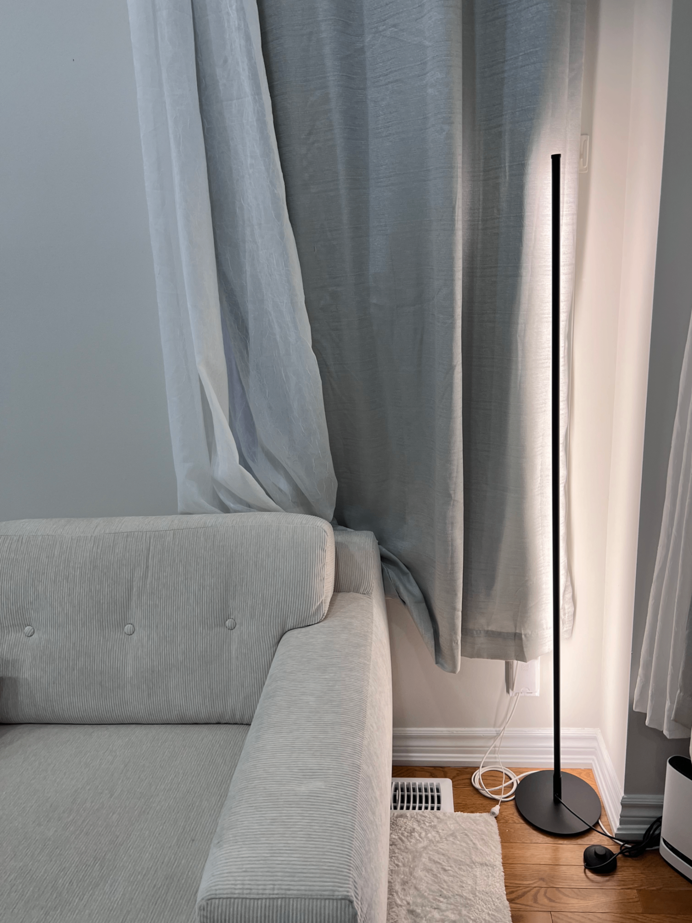 Minimalist LED Corner Floor Lamp – Dimmable & Color Changing - photo 2
