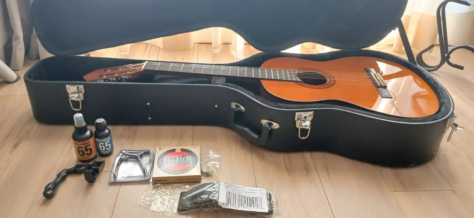 Yamaha C40 Classical Guitar, Like New, Full Bundle, Hard Case - photo 2