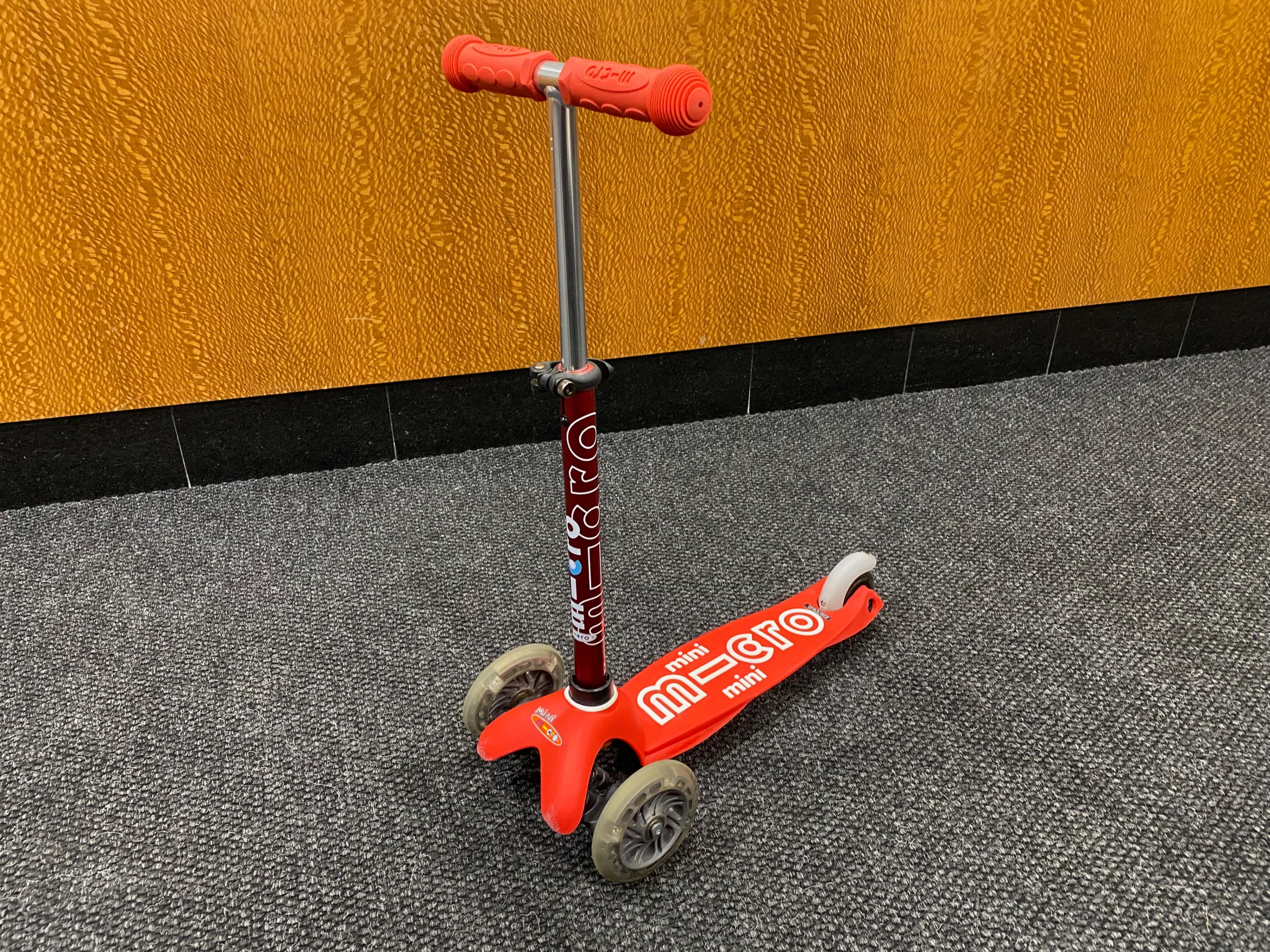 Micro Mini Deluxe LED Scooter – Excellent Condition with Box