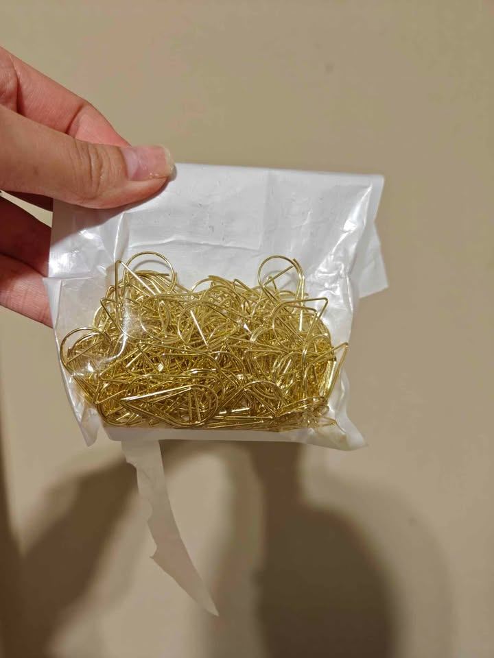 Triangle/circular gold paper clips