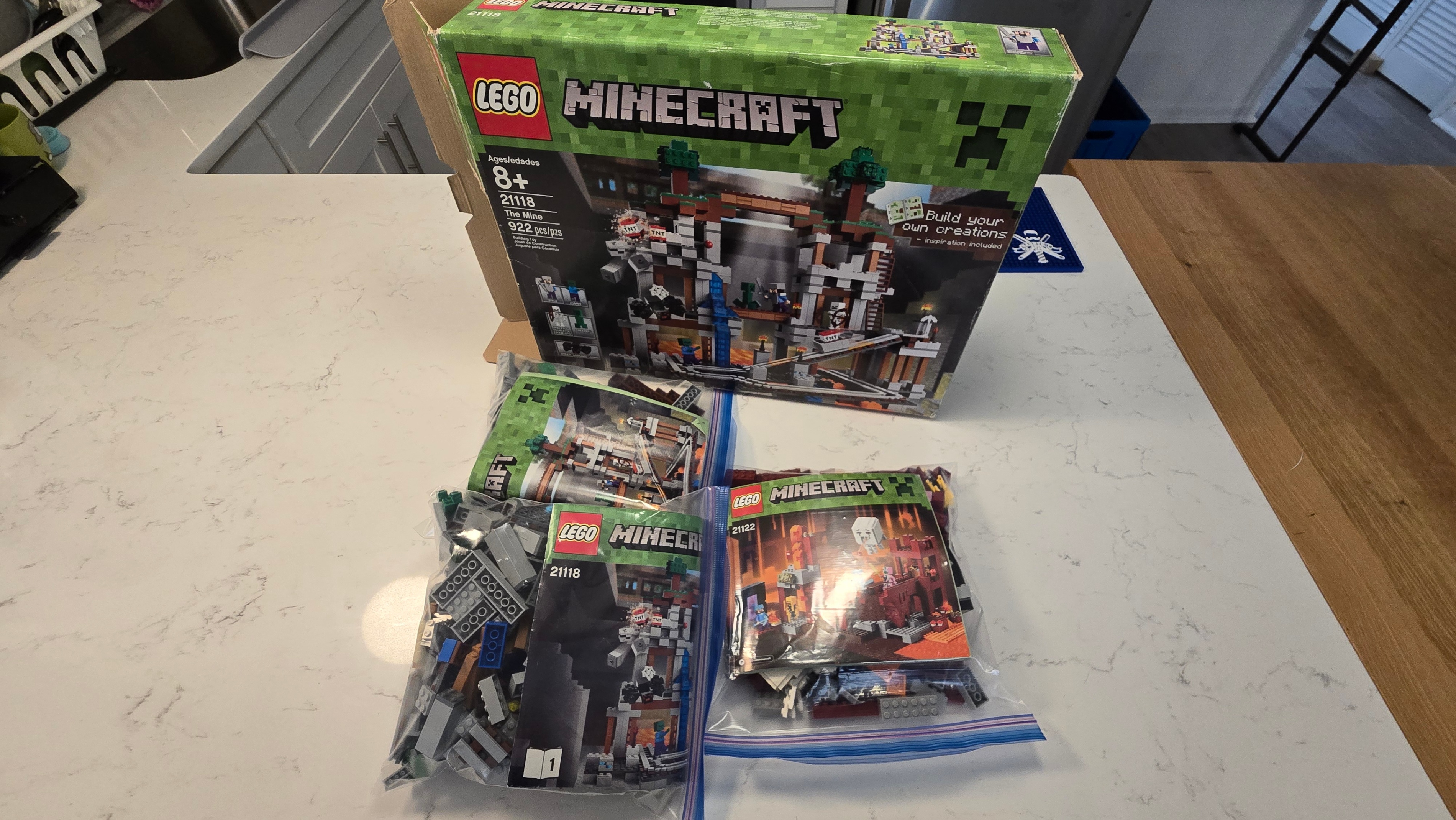 LEGO Minecraft Bundle 21118 The Mine + 21122 Nether Fortress