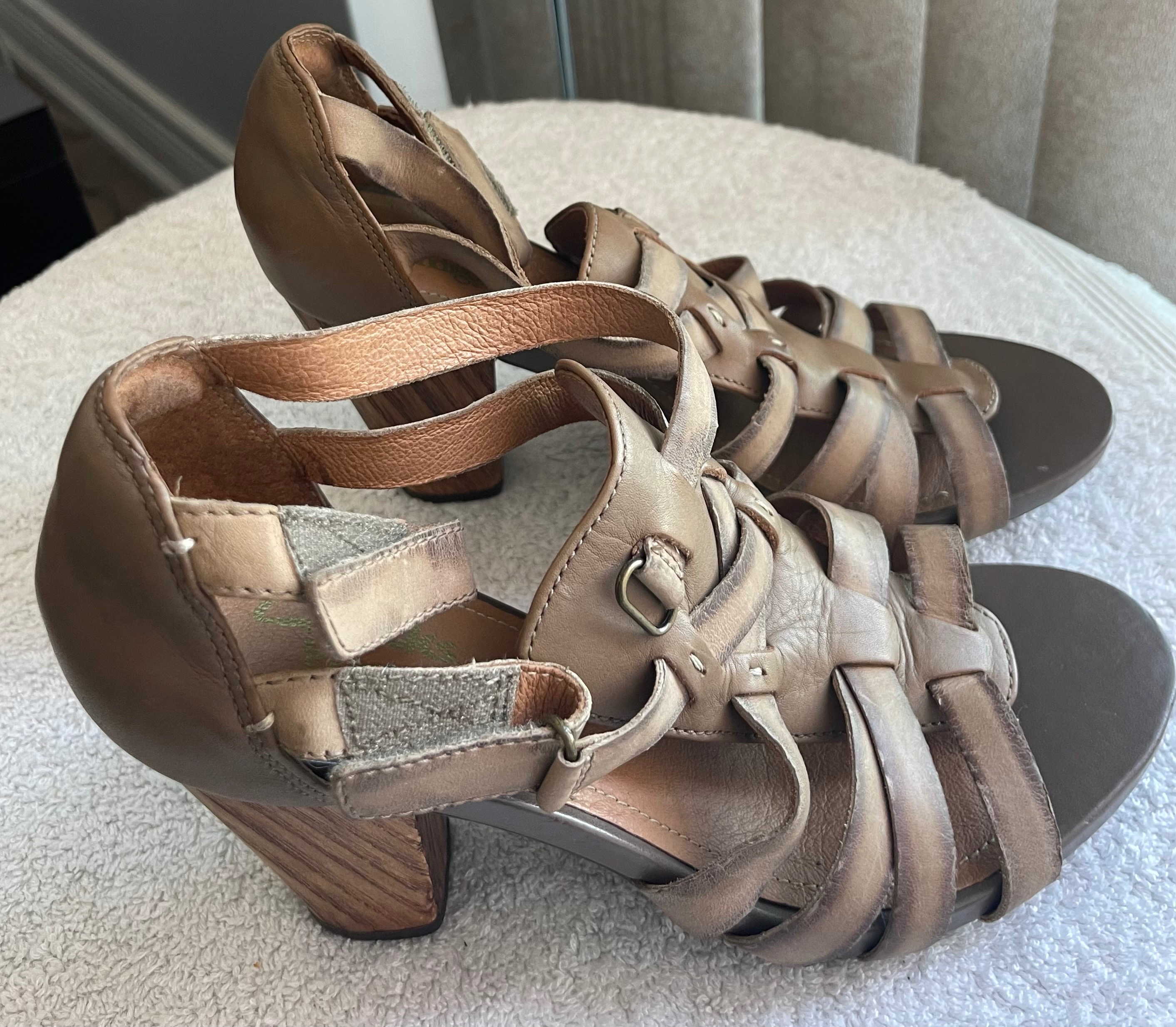 Clarks "Rosa Hyde" Beige Leather Heels (Size 9.5) - photo 2