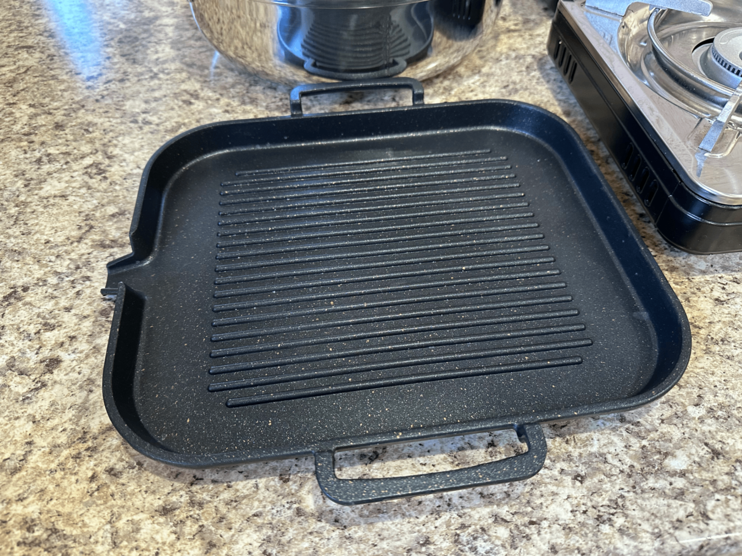 Iwatani Portable Gas Stove + Hot Pot & Grill Pan Set - photo 4