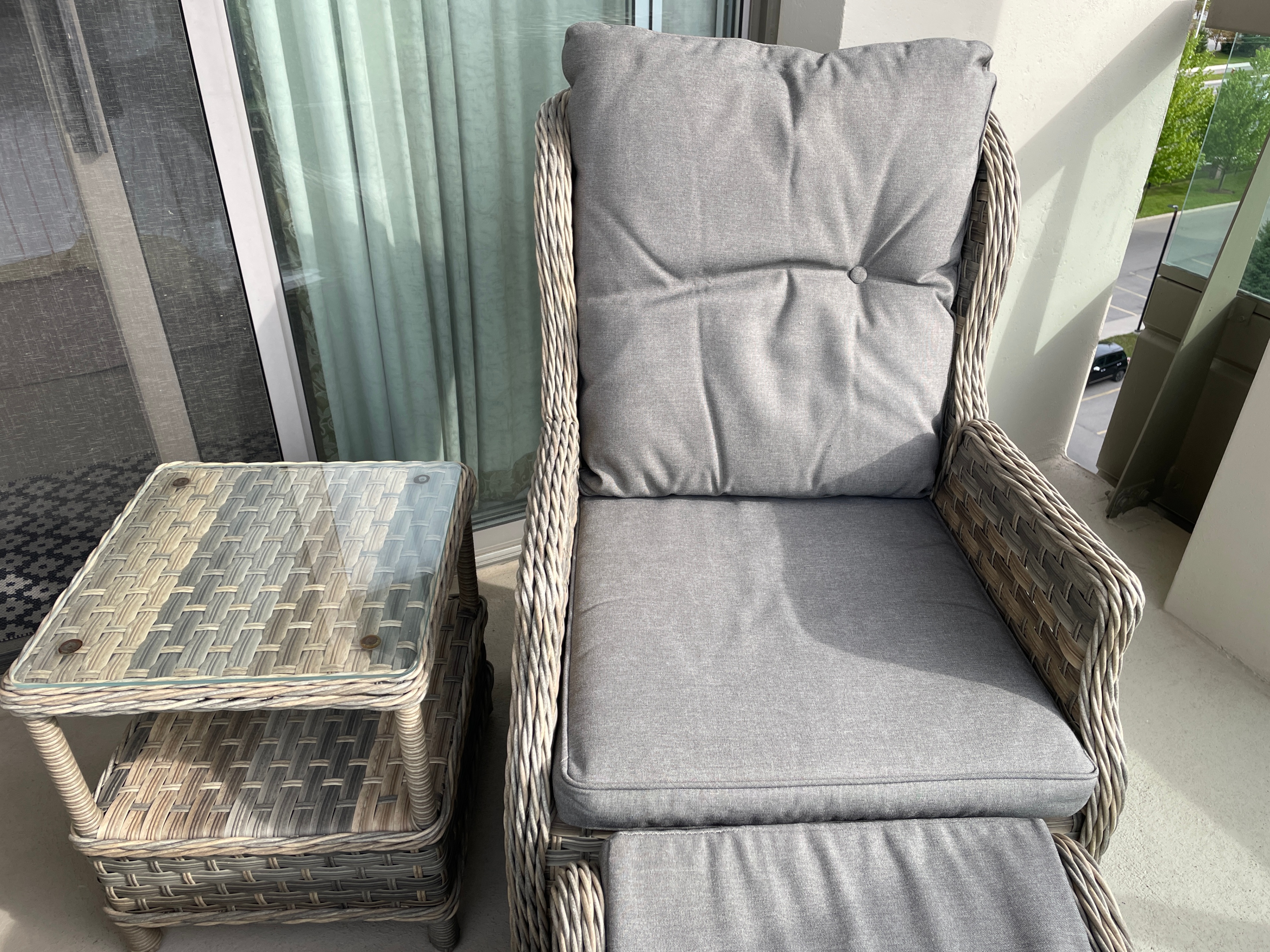 WICKER PATIO SET - Reclining chairs, ottomans, glass side tables - photo 2