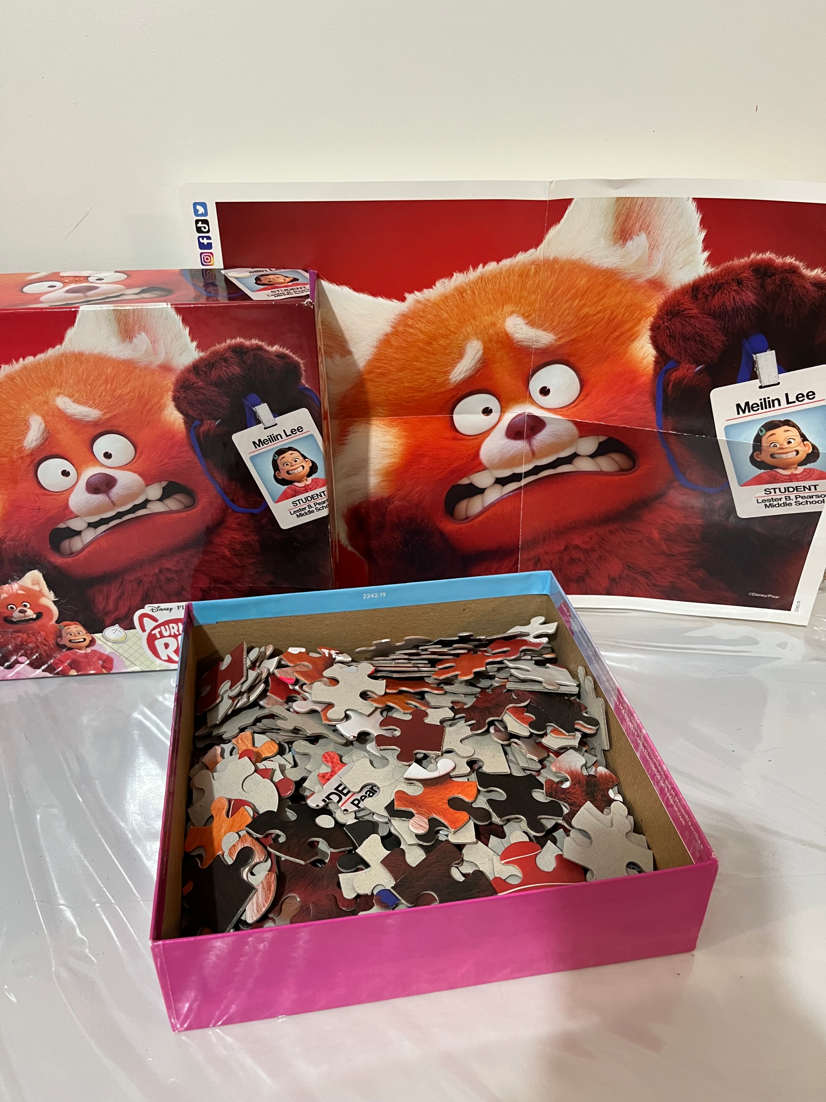 Disney/Pixar Turning Red 200-Piece Interlocking Jigsaw Puzzle