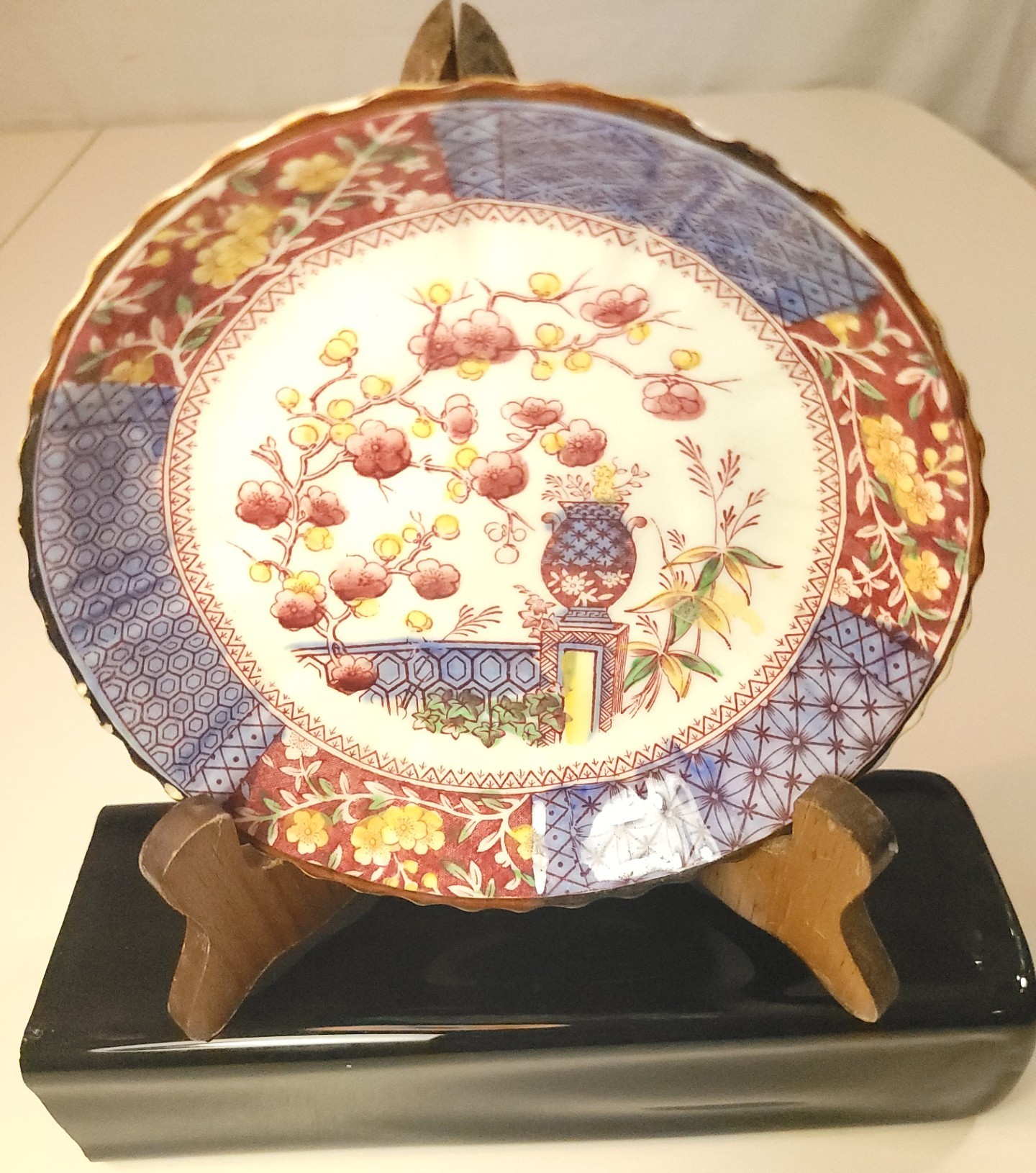 1900-1920 Japanese Imari Plate with Wood Stand Scalloped Floral - photo 4