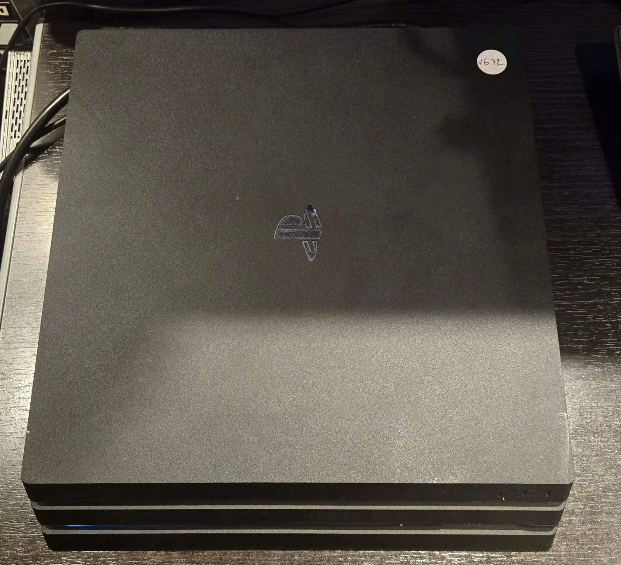 PS4 Pro 1TB w/Controller v.6.72 Jailbreakable - photo 2